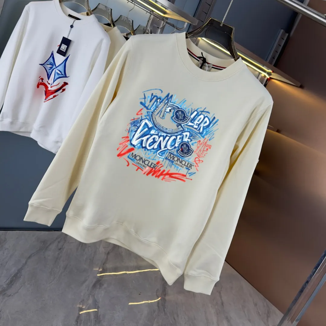 P210 high version sweatshirt) 📦With exclusive packaging📦 [Long-term ready stock] Upgraded version "Mobile phone smart sensor ~ NFC chip armband ~ Directly to the official website for anti-counterfeiting" 〖 𝐌𝐎𝐍𝐂𝐋𝐄𝐑 ~ Mouth covering〗 2025 new high quality, using 450 grams of heavyweight fabric Different from the market currency, you can mix and match everything at will and you will be handsome😎The whole clothes is made of double waistcoats. The double waistcoats make the whole dress more three-dimensional. It is not an ordinary factory that can do such fine work. 2025 autumn and winter new style, on sale at the counter, exquisite printed round neck terry sweatshirt. High-end double-ply cotton. Customized stretch ribs are dyed in the same vat. Three standards are complete. It is matched with digital printing patterns and is very breathable. Same style for men and women. Color: black, white, apricot. Size: S M L XL 2XL