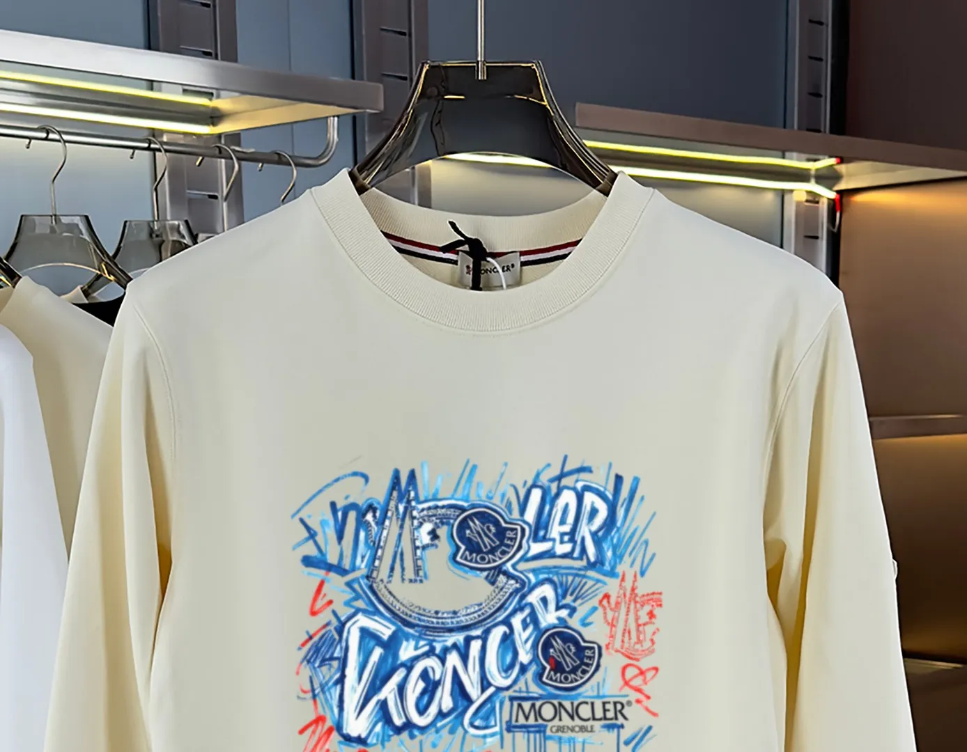 P210 high version sweatshirt) 📦With exclusive packaging📦 [Long-term ready stock] Upgraded version "Mobile phone smart sensor ~ NFC chip armband ~ Directly to the official website for anti-counterfeiting" 〖 𝐌𝐎𝐍𝐂𝐋𝐄𝐑 ~ Mouth covering〗 2025 new high quality, using 450 grams of heavyweight fabric Different from the market currency, you can mix and match everything at will and you will be handsome😎The whole clothes is made of double waistcoats. The double waistcoats make the whole dress more three-dimensional. It is not an ordinary factory that can do such fine work. 2025 autumn and winter new style, on sale at the counter, exquisite printed round neck terry sweatshirt. High-end double-ply cotton. Customized stretch ribs are dyed in the same vat. Three standards are complete. It is matched with digital printing patterns and is very breathable. Same style for men and women. Color: black, white, apricot. Size: S M L XL 2XL
