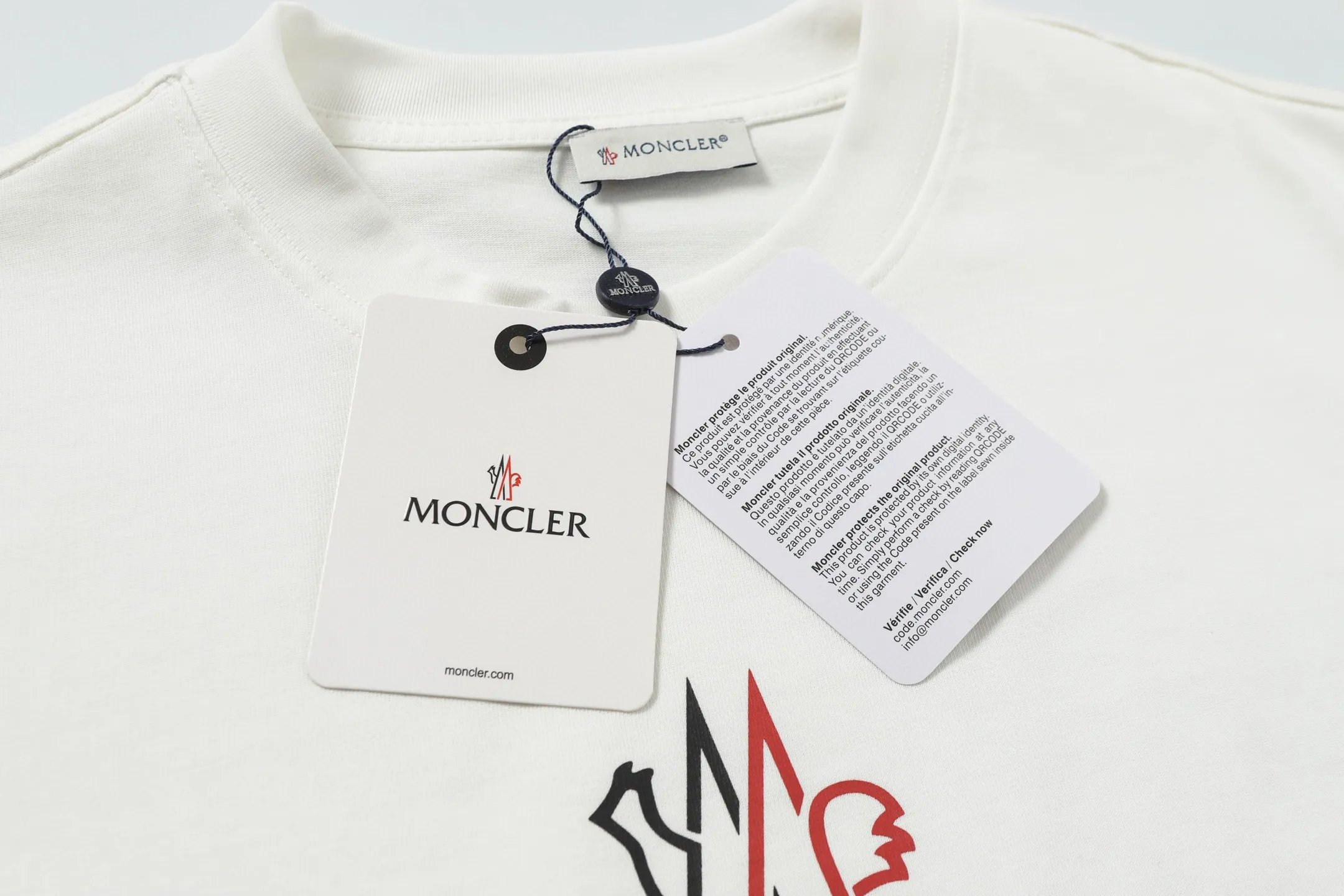 P134 Style No.: 848 〈MONCLER〉The price of the mousse is actually quite advantageous. Those who have been to the counters should know that the price of the mousse is not much cheaper than Gucci Burberry. It is just relatively low-key and unwilling to hype. It is a picture that you will buy or not. It has an arrogant existence... Exclusively customized 270g 32-count double yarn smooth cotton. The texture is very soft and comfortable. 100% different from the top fabrics in the market (does not shrink, deform, or pill). Matched with 320g 1*1 thread (fabric threads are dyed in the same vat, no color difference, threads are not easy to deform) Color: Black White Size: S-XL