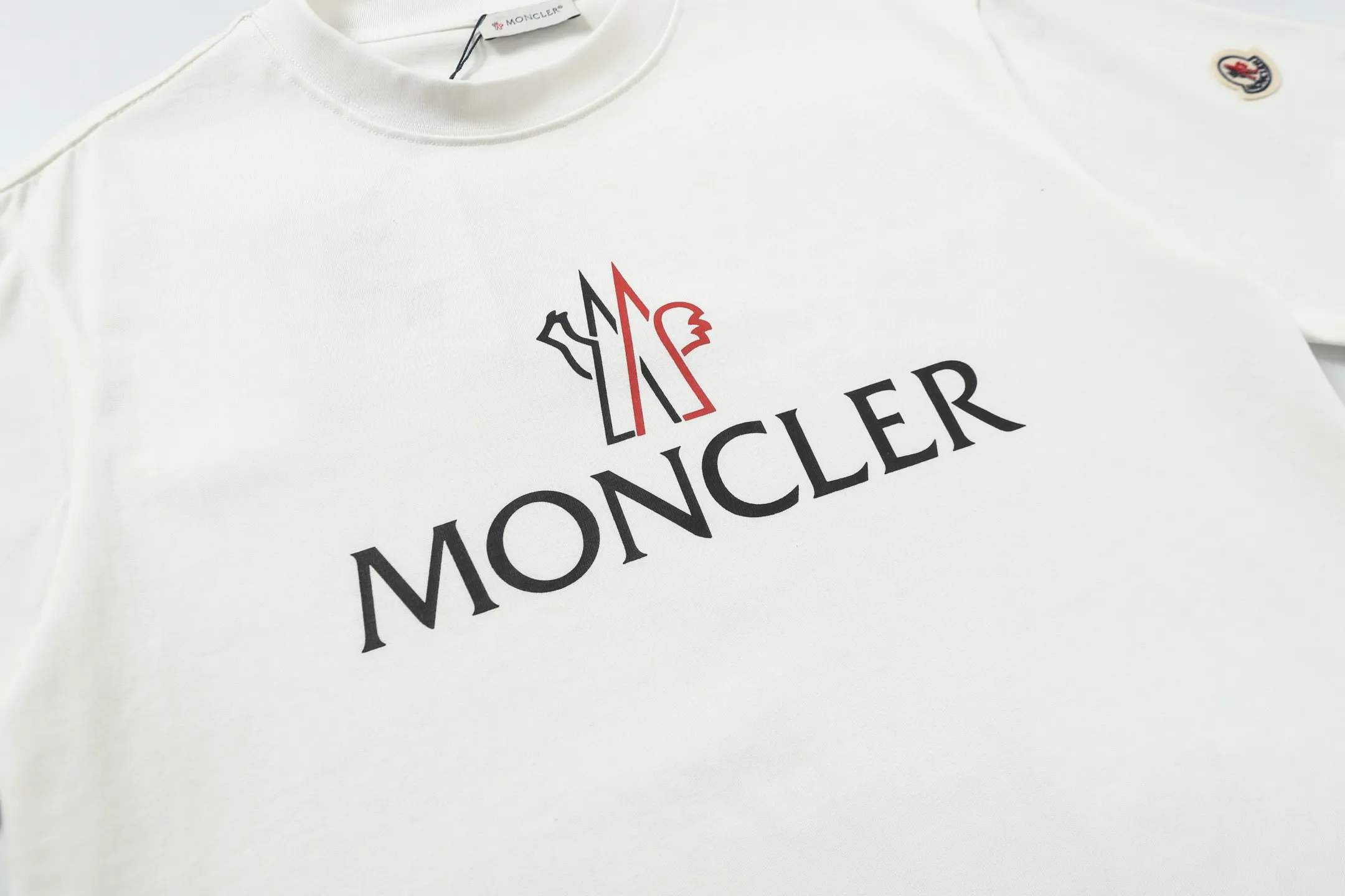 P134 Style No.: 848 〈MONCLER〉The price of the mousse is actually quite advantageous. Those who have been to the counters should know that the price of the mousse is not much cheaper than Gucci Burberry. It is just relatively low-key and unwilling to hype. It is a picture that you will buy or not. It has an arrogant existence... Exclusively customized 270g 32-count double yarn smooth cotton. The texture is very soft and comfortable. 100% different from the top fabrics in the market (does not shrink, deform, or pill). Matched with 320g 1*1 thread (fabric threads are dyed in the same vat, no color difference, threads are not easy to deform) Color: Black White Size: S-XL