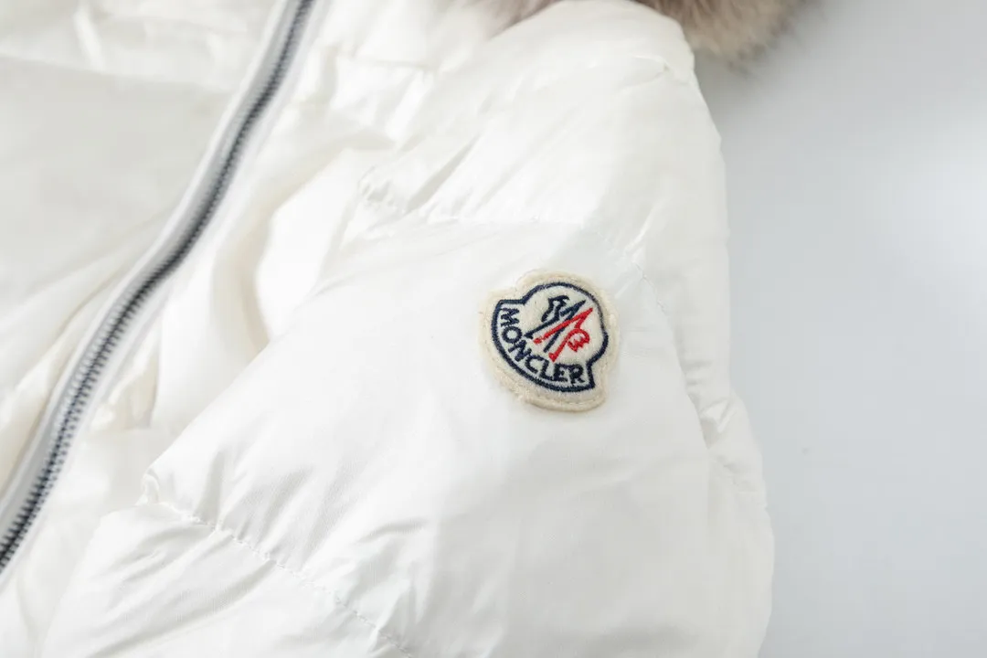P1020 (with dust bag) MONCLER/moner hermifur series women's short heavy-crafted nylon down jacket. Jumpsuit hood with removable fox fox real fur collar, plated hardware die-cast zipper and invisible snap button front placket. Comes with original color belt and three-level snap button, which can be freely adjusted. There are four internal seams on both sides of the drawbar above the waist, making the waist slimmer and not bloated. Double-layer flap pockets with black painted snap buttons. All colors are matched with original color belts, three-level snap buttons, and the elasticity can be adjusted freely. The fabric is soft and comfortable, the velvet has good fluffiness, and the slim fit upper body is light, neat, warm, and not bloated. Color: White/Black Size: 1/2/3/4
