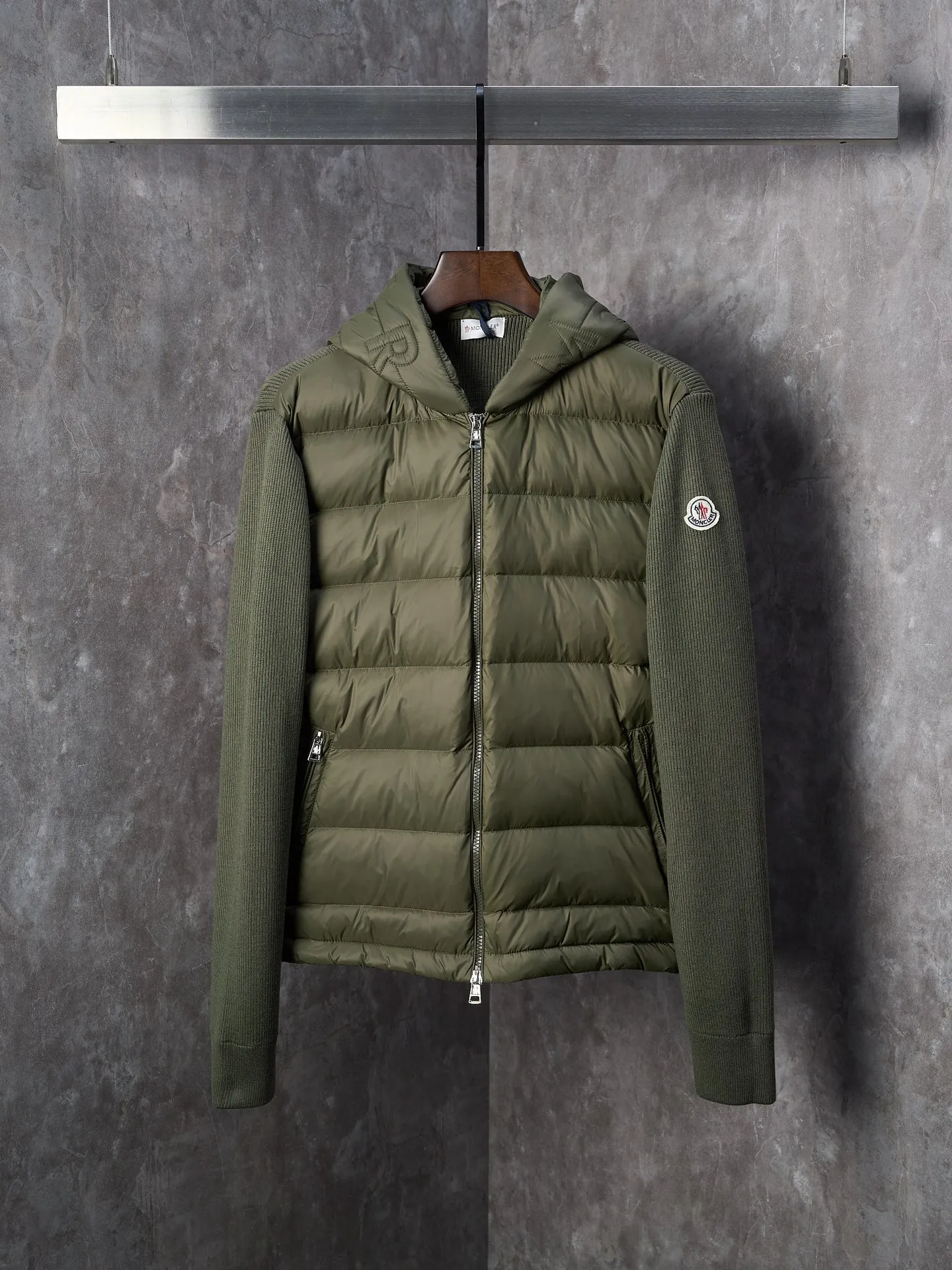 P670 Actual hanging auction] MONCLER/Muzzled Wool Splicing Zippered Hooded Down Jacket [Ready Stock] S/0 M/1 L/2 XL/3 XXL/4 This wool hooded sweatshirt is equipped with a padded down front and is a practical jacket suitable for many seasons. This cardigan features a hood with quilted logo, a nod to the brand's heritage. Designed in a lightweight knit, it's a practical addition to your versatile wardrobe and can easily be worn as an outer layer in milder weather. Made of wool Longue saison lining, Longue saison front, down filling Rib knit 12 gauge, fine soft hood Zip closure Pockets, logo quilting Logo patch