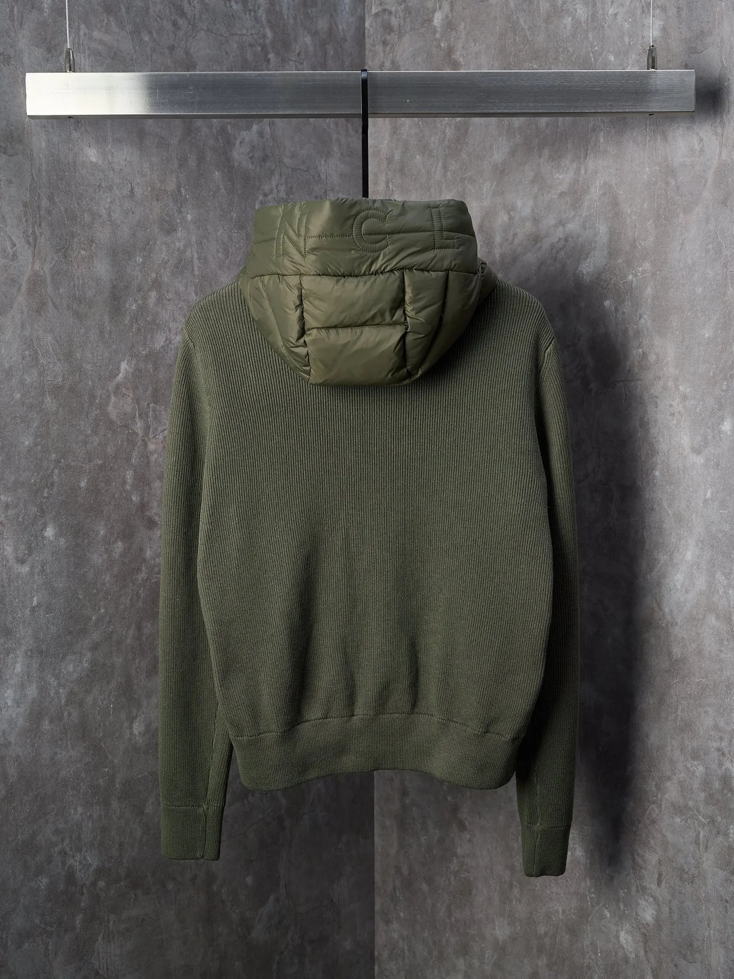 P670 Actual hanging auction] MONCLER/Muzzled Wool Splicing Zippered Hooded Down Jacket [Ready Stock] S/0 M/1 L/2 XL/3 XXL/4 This wool hooded sweatshirt is equipped with a padded down front and is a practical jacket suitable for many seasons. This cardigan features a hood with quilted logo, a nod to the brand's heritage. Designed in a lightweight knit, it's a practical addition to your versatile wardrobe and can easily be worn as an outer layer in milder weather. Made of wool Longue saison lining, Longue saison front, down filling Rib knit 12 gauge, fine soft hood Zip closure Pockets, logo quilting Logo patch