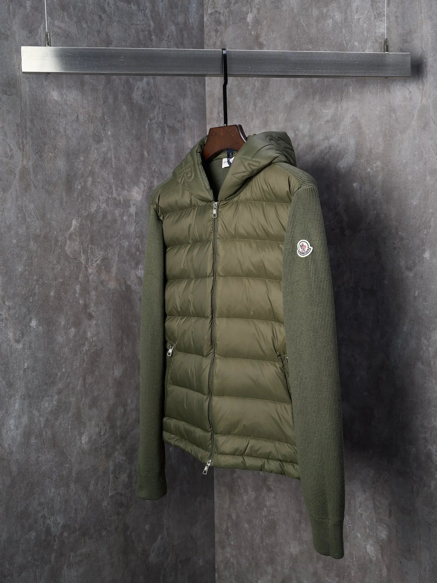 P670 Actual hanging auction] MONCLER/Muzzled Wool Splicing Zippered Hooded Down Jacket [Ready Stock] S/0 M/1 L/2 XL/3 XXL/4 This wool hooded sweatshirt is equipped with a padded down front and is a practical jacket suitable for many seasons. This cardigan features a hood with quilted logo, a nod to the brand's heritage. Designed in a lightweight knit, it's a practical addition to your versatile wardrobe and can easily be worn as an outer layer in milder weather. Made of wool Longue saison lining, Longue saison front, down filling Rib knit 12 gauge, fine soft hood Zip closure Pockets, logo quilting Logo patch