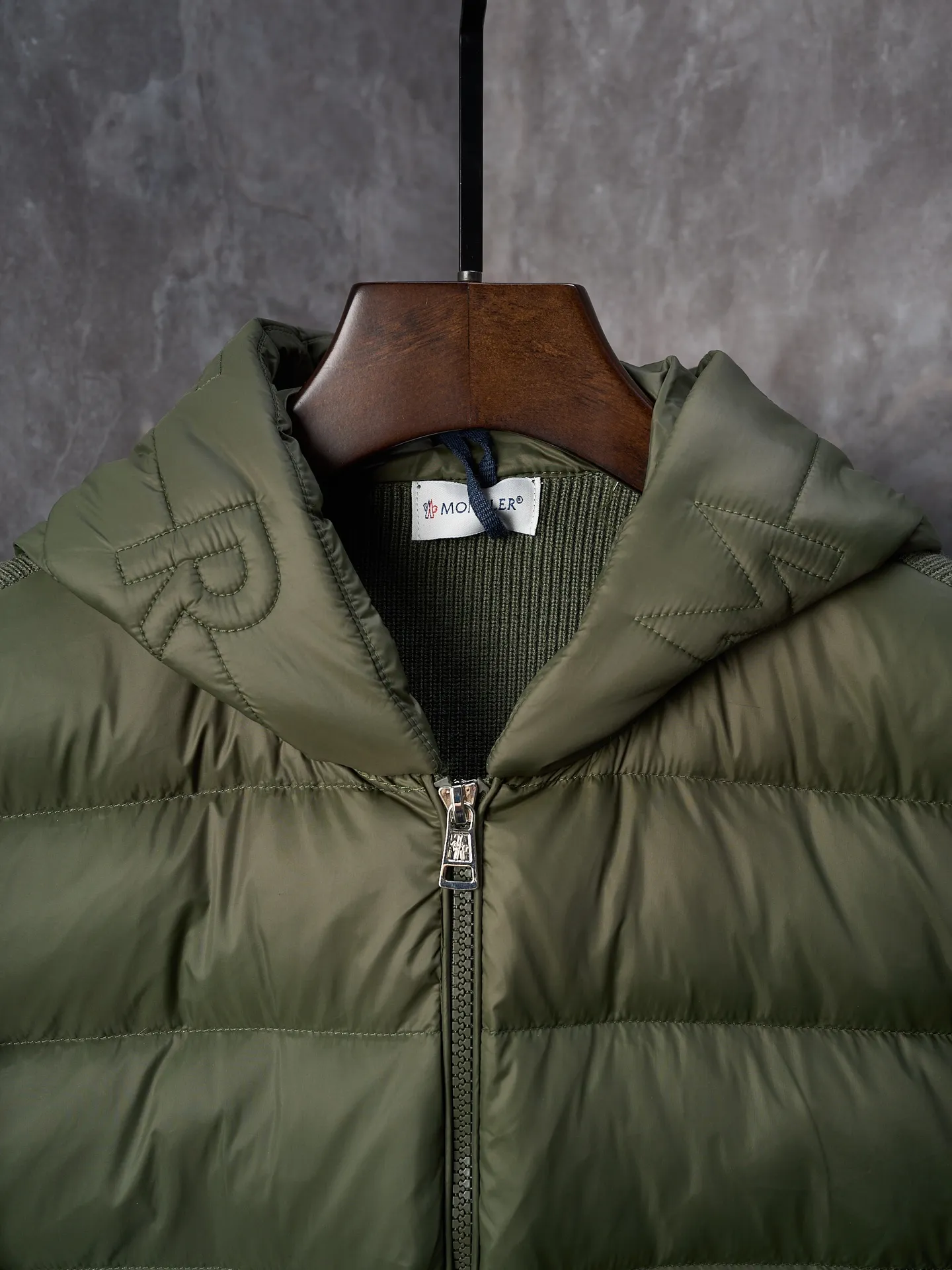 P670 Actual hanging auction] MONCLER/Muzzled Wool Splicing Zippered Hooded Down Jacket [Ready Stock] S/0 M/1 L/2 XL/3 XXL/4 This wool hooded sweatshirt is equipped with a padded down front and is a practical jacket suitable for many seasons. This cardigan features a hood with quilted logo, a nod to the brand's heritage. Designed in a lightweight knit, it's a practical addition to your versatile wardrobe and can easily be worn as an outer layer in milder weather. Made of wool Longue saison lining, Longue saison front, down filling Rib knit 12 gauge, fine soft hood Zip closure Pockets, logo quilting Logo patch