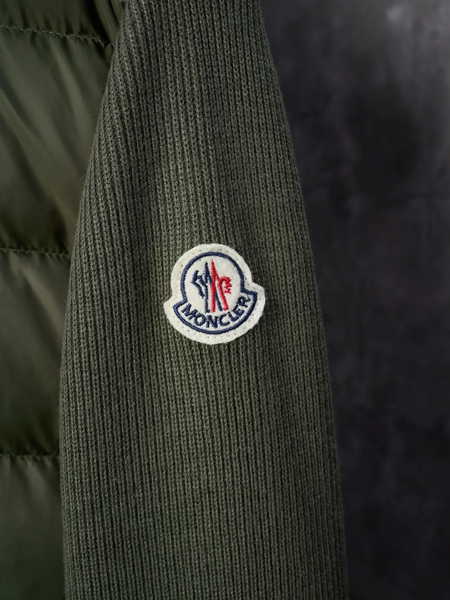 P670 Actual hanging auction] MONCLER/Muzzled Wool Splicing Zippered Hooded Down Jacket [Ready Stock] S/0 M/1 L/2 XL/3 XXL/4 This wool hooded sweatshirt is equipped with a padded down front and is a practical jacket suitable for many seasons. This cardigan features a hood with quilted logo, a nod to the brand's heritage. Designed in a lightweight knit, it's a practical addition to your versatile wardrobe and can easily be worn as an outer layer in milder weather. Made of wool Longue saison lining, Longue saison front, down filling Rib knit 12 gauge, fine soft hood Zip closure Pockets, logo quilting Logo patch