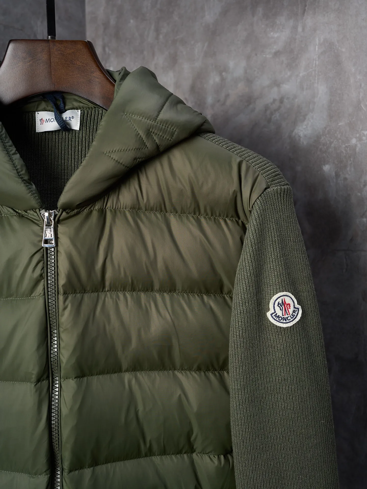 P670 Actual hanging auction] MONCLER/Muzzled Wool Splicing Zippered Hooded Down Jacket [Ready Stock] S/0 M/1 L/2 XL/3 XXL/4 This wool hooded sweatshirt is equipped with a padded down front and is a practical jacket suitable for many seasons. This cardigan features a hood with quilted logo, a nod to the brand's heritage. Designed in a lightweight knit, it's a practical addition to your versatile wardrobe and can easily be worn as an outer layer in milder weather. Made of wool Longue saison lining, Longue saison front, down filling Rib knit 12 gauge, fine soft hood Zip closure Pockets, logo quilting Logo patch