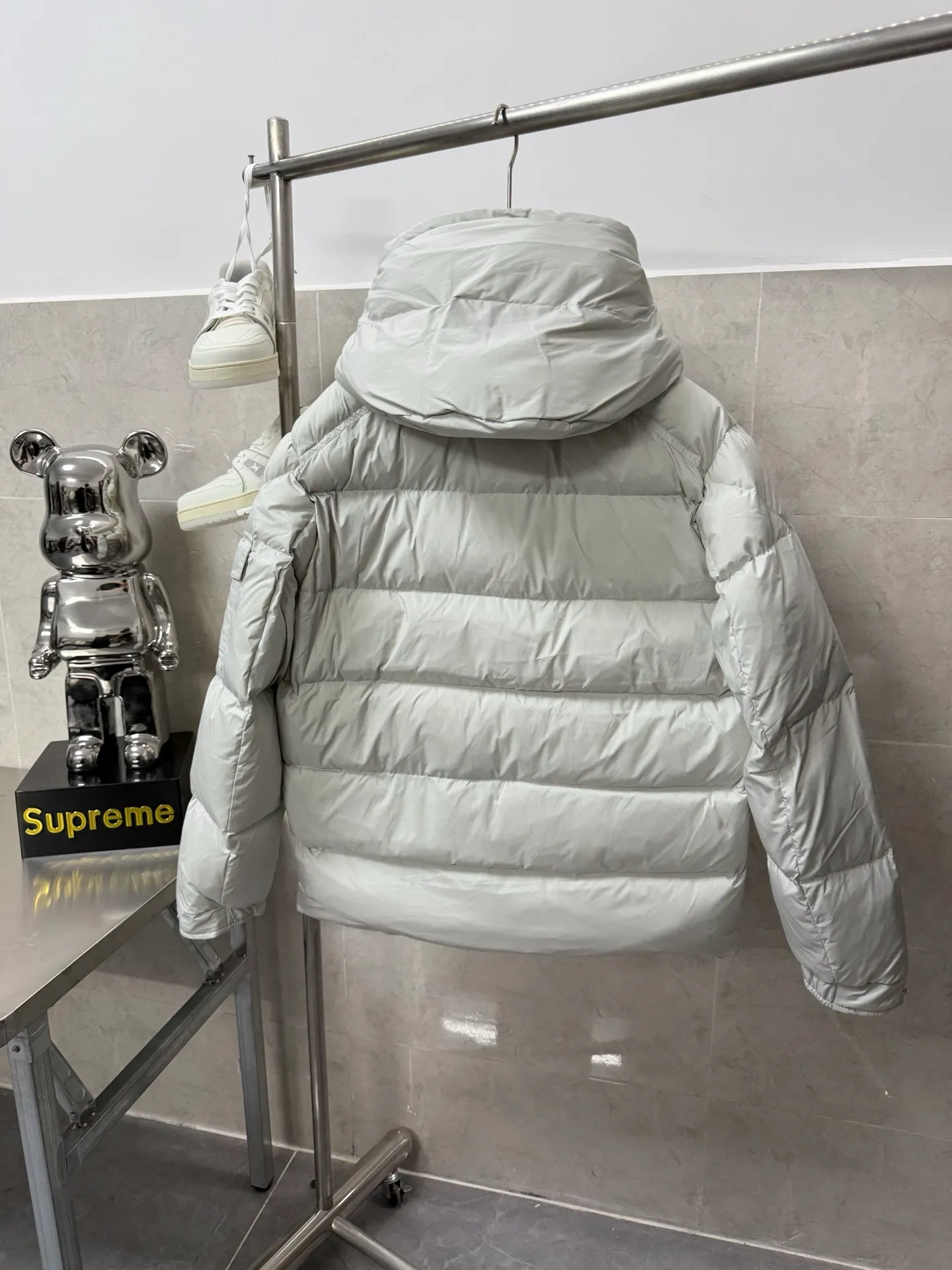 P820 ​​Moncler Mouth Matte Maya Short Down Jacket This short parka down jacket is made of longueSaion fabric. The garment is full of functional details to ensure warmth and care. Features removable hood, zip pockets, adjustable cuffs, and snap-zip flap fly. Logo embellished sleeves. It adds a unique touch to the overall shape while significantly improving the protective performance. Color: black, white, off-white, pearl white, pink. Size: 12345