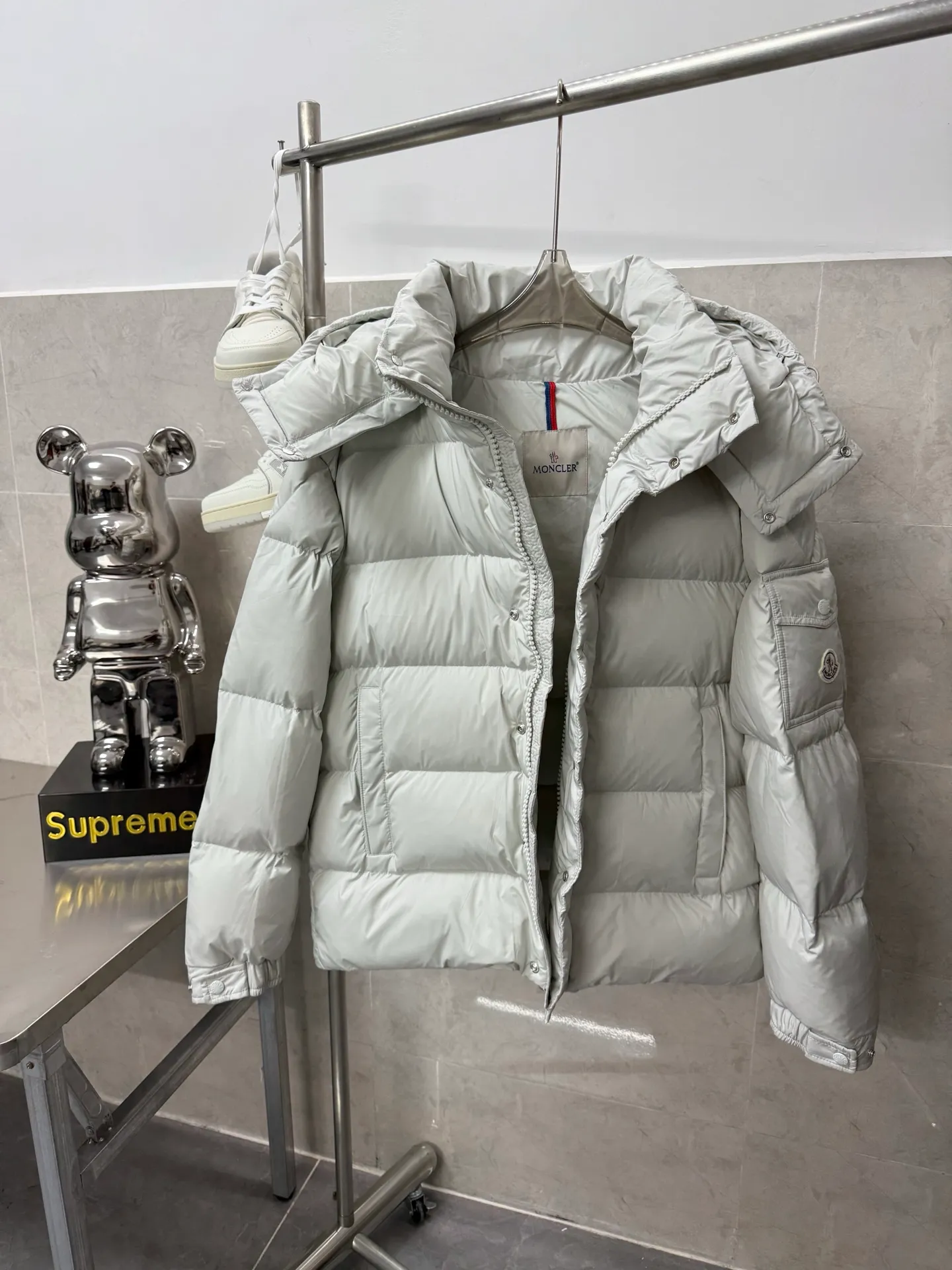 P820 ​​Moncler Mouth Matte Maya Short Down Jacket This short parka down jacket is made of longueSaion fabric. The garment is full of functional details to ensure warmth and care. Features removable hood, zip pockets, adjustable cuffs, and snap-zip flap fly. Logo embellished sleeves. It adds a unique touch to the overall shape while significantly improving the protective performance. Color: black, white, off-white, pearl white, pink. Size: 12345