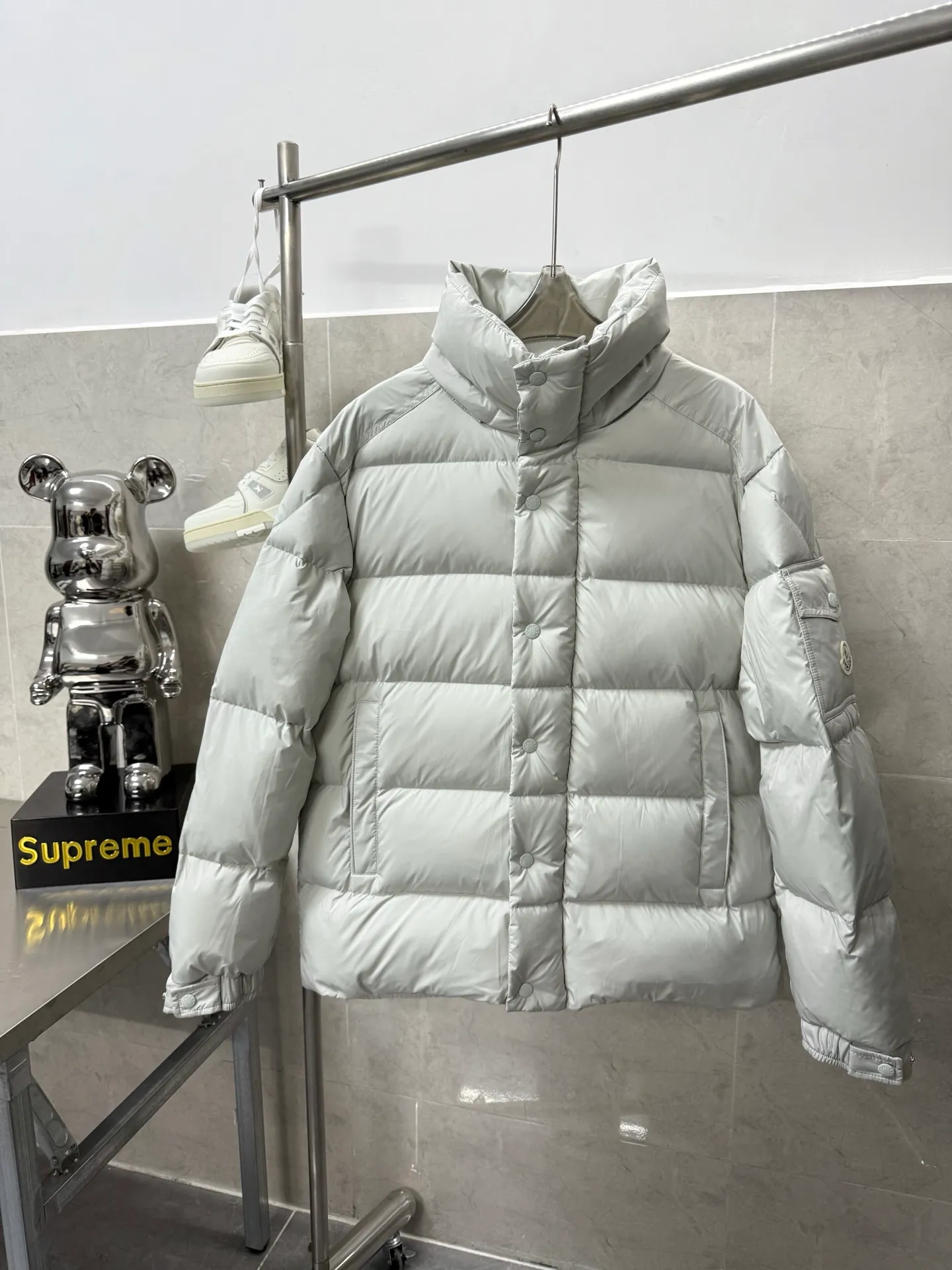 P820 ​​Moncler Mouth Matte Maya Short Down Jacket This short parka down jacket is made of longueSaion fabric. The garment is full of functional details to ensure warmth and care. Features removable hood, zip pockets, adjustable cuffs, and snap-zip flap fly. Logo embellished sleeves. It adds a unique touch to the overall shape while significantly improving the protective performance. Color: black, white, off-white, pearl white, pink. Size: 12345
