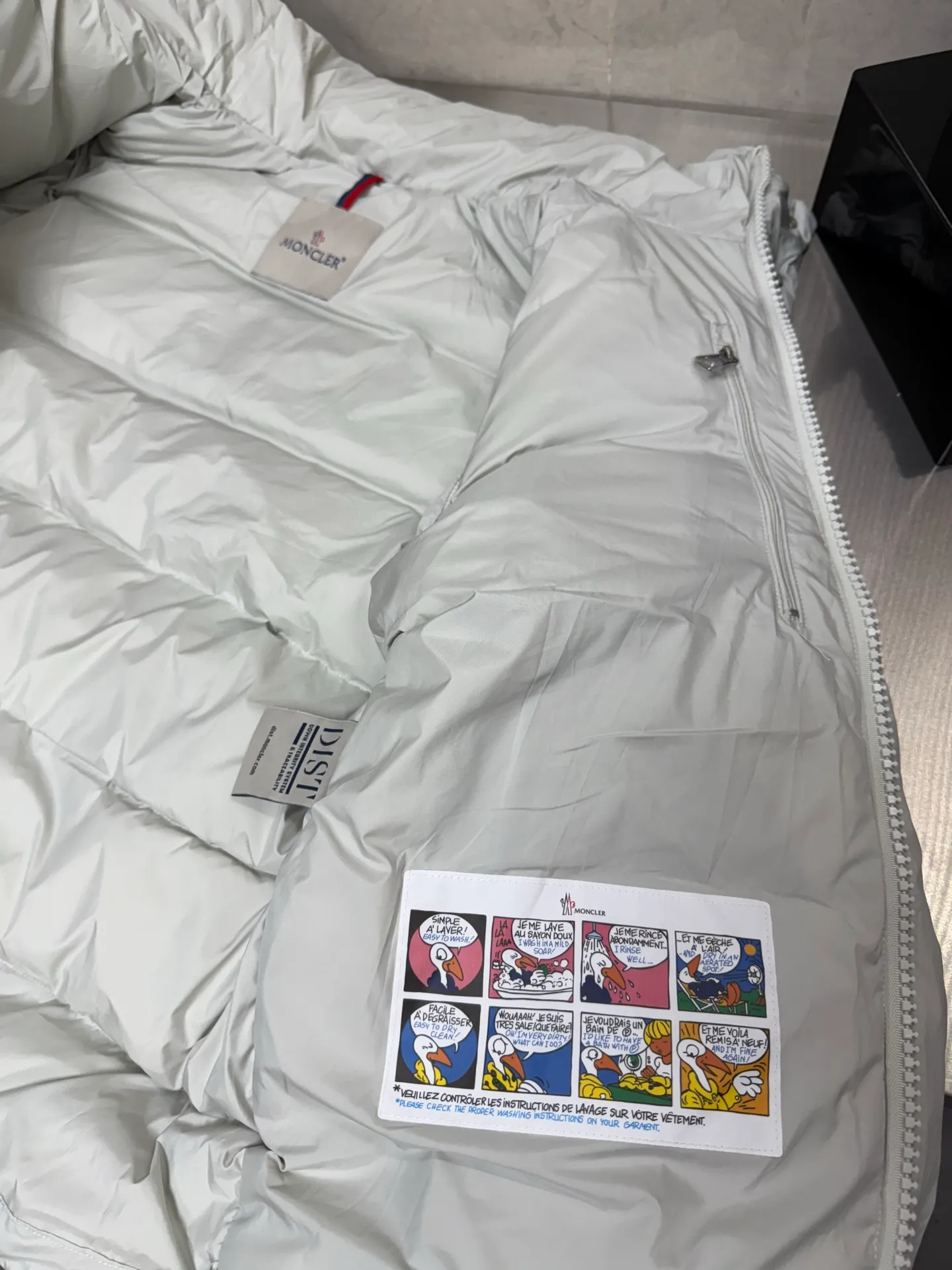 P820 ​​Moncler Mouth Matte Maya Short Down Jacket This short parka down jacket is made of longueSaion fabric. The garment is full of functional details to ensure warmth and care. Features removable hood, zip pockets, adjustable cuffs, and snap-zip flap fly. Logo embellished sleeves. It adds a unique touch to the overall shape while significantly improving the protective performance. Color: black, white, off-white, pearl white, pink. Size: 12345
