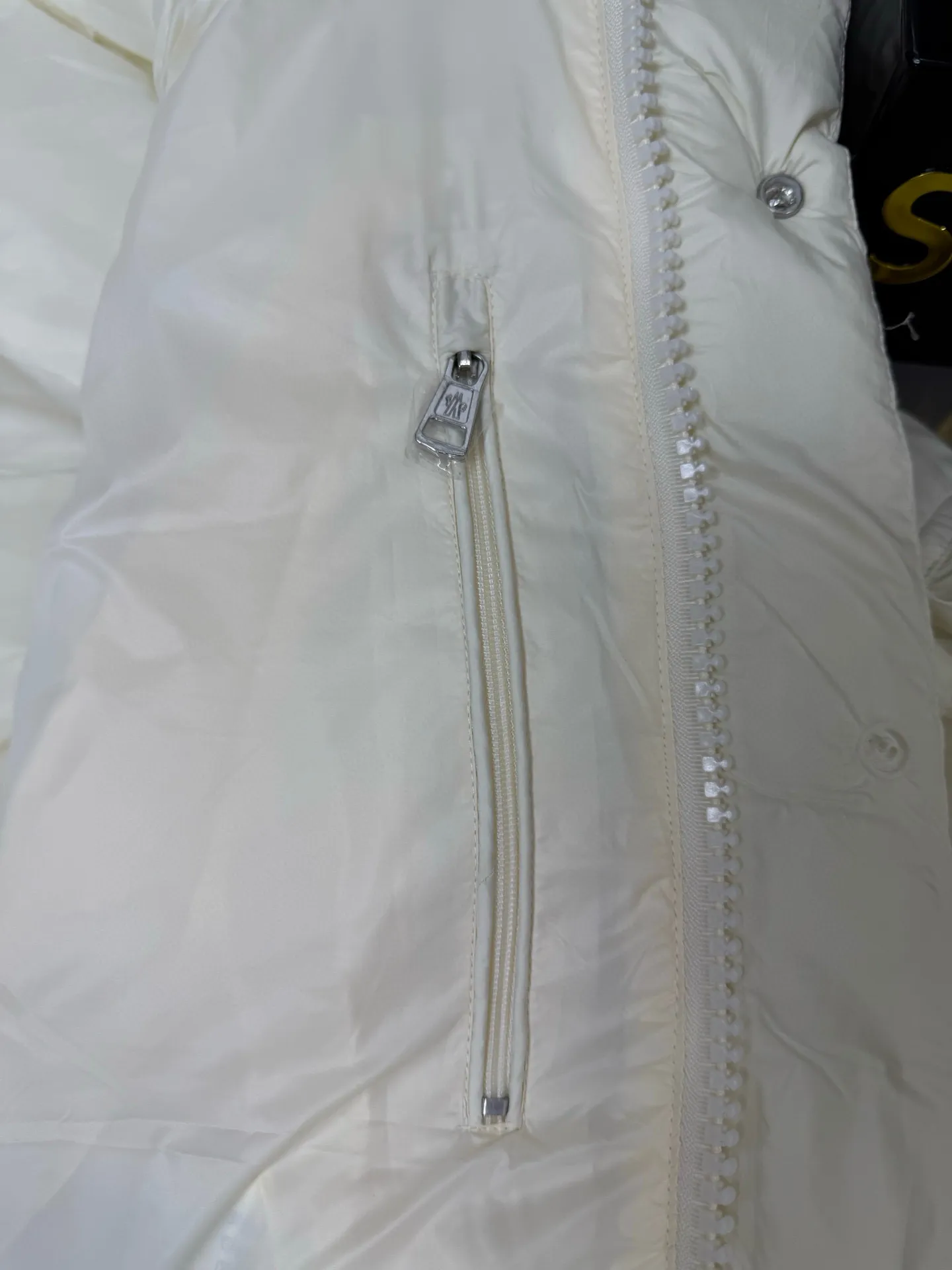 P820 ​​Moncler Mouth Matte Maya Short Down Jacket This short parka down jacket is made of longueSaion fabric. The garment is full of functional details to ensure warmth and care. Features removable hood, zip pockets, adjustable cuffs, and snap-zip flap fly. Logo embellished sleeves. It adds a unique touch to the overall shape while significantly improving the protective performance. Color: black, white, off-white, pearl white, pink. Size: 12345