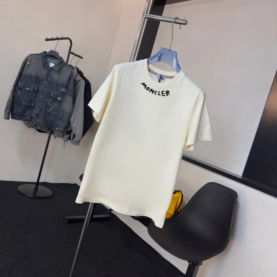 P140 Upgraded version "Mobile phone smart sensor ~ NFC chip armband ~ Direct access to the official website for anti-counterfeiting" "Moncler ~ Mouth Mouth" 2025 new high-quality round neck short-sleeved T-shirt. The cuffs have imported embroidered labels. Customized dyeing, very comfortable to touch. Super versatile and good-looking short-sleeved. Complete with three labels. Non-market ordinary version. Feel free to compare. Quality is absolutely guaranteed! ‼ First of all, this original fabric is all custom-woven with 32-count double yarn fabric, 250G, and the weight is the same‼ Fine workmanship, double waistcoat method, double waistcoat method, double waistcoat method makes the whole dress more three-dimensional, which is not a craft that ordinary T-shirts can achieve🤪 Size: S-M-L-XL-2XL Color: black, white, apricot, same style for men and women