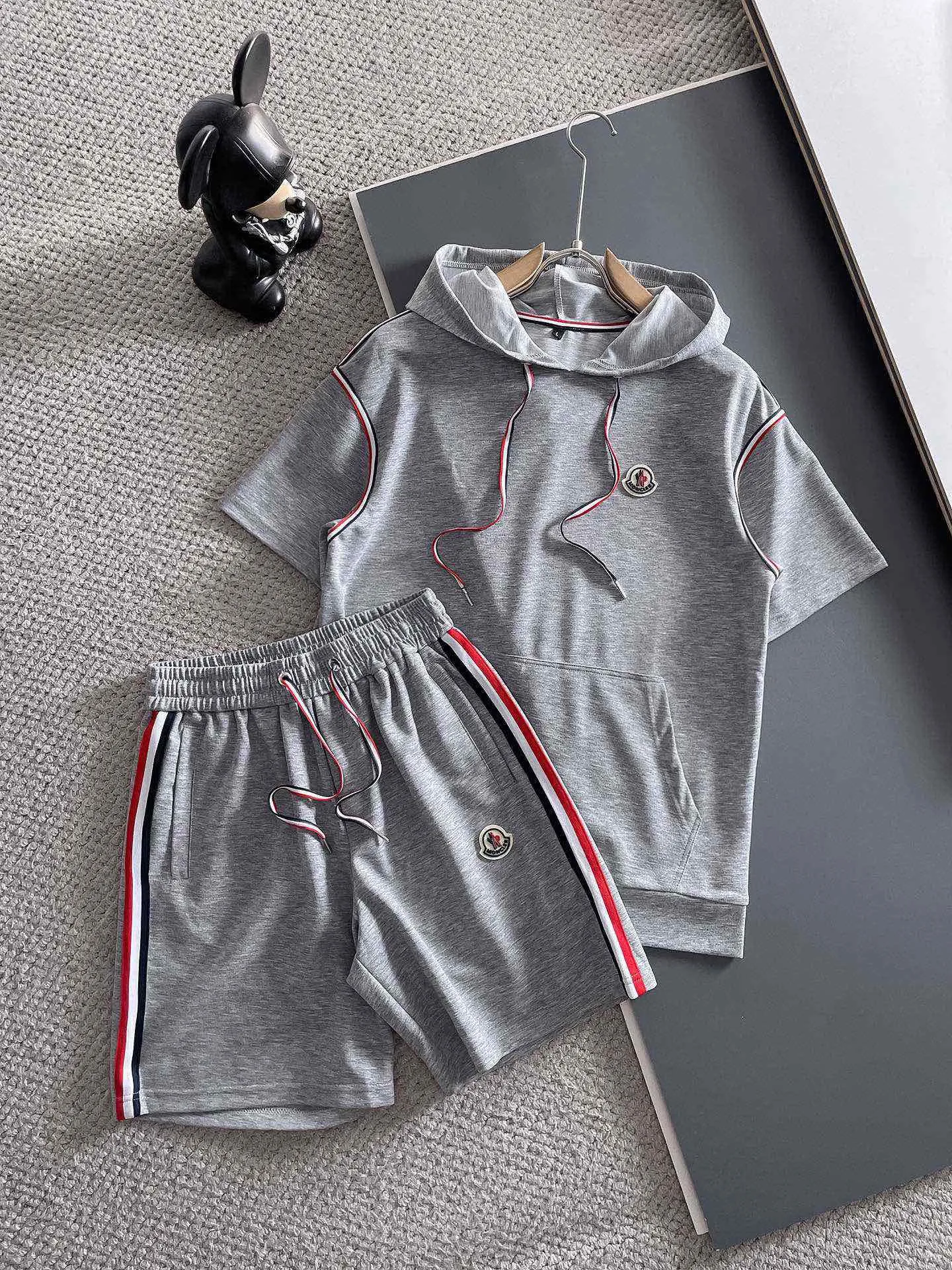 P570 Brand [MONCLER Mouth Covered] 2025 round neck short-sleeved shorts suit. The pure cotton fabric upper body will not be stuffy, the smooth and comfortable skin-friendly effect is more breathable, the fabric has its own texture, classic logo technology, a new interpretation from a unique angle, fashionable and versatile choice! Size: M-3XL (maximum wear: 190 pounds)