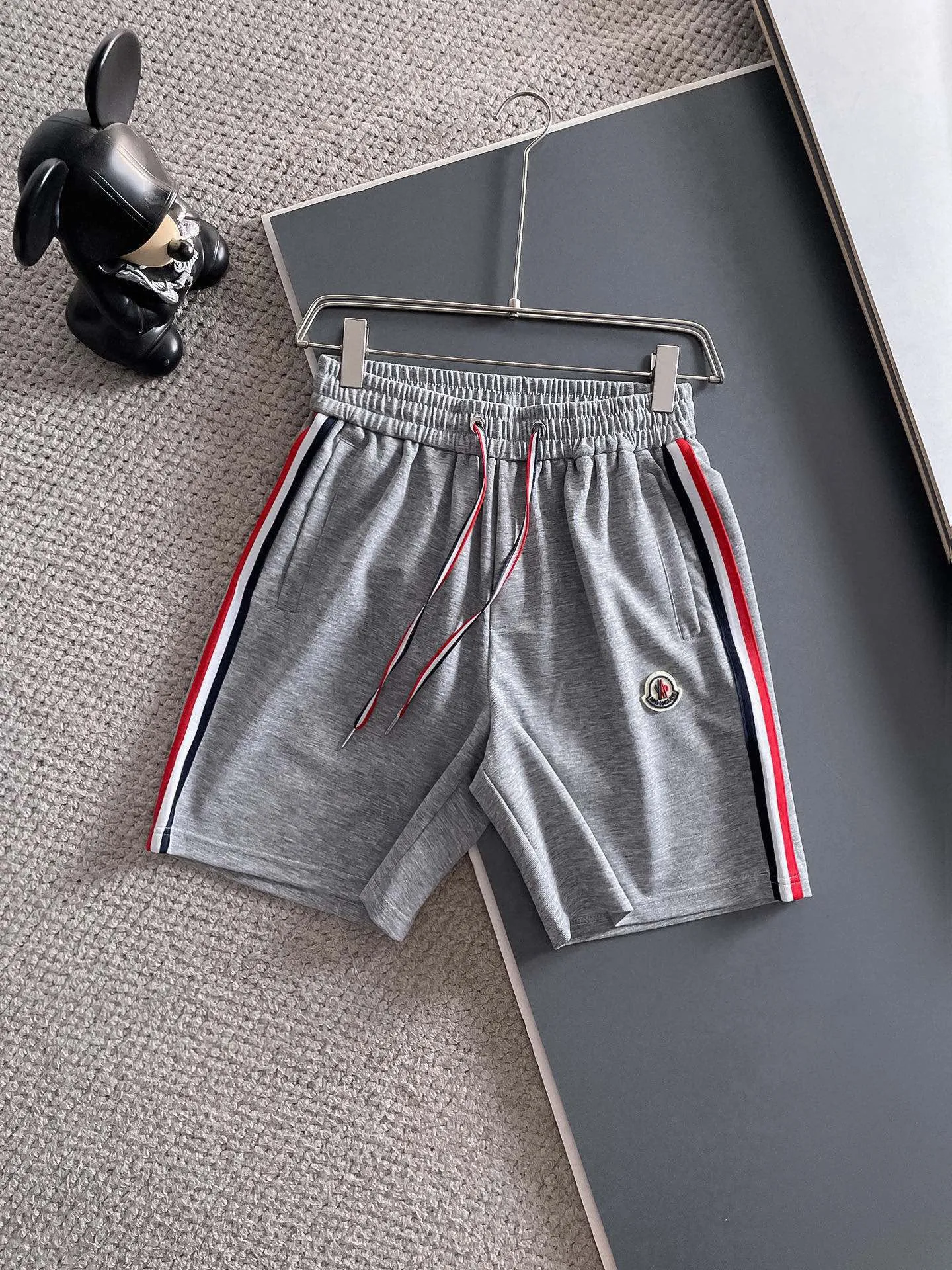 P570 Brand [MONCLER Mouth Covered] 2025 round neck short-sleeved shorts suit. The pure cotton fabric upper body will not be stuffy, the smooth and comfortable skin-friendly effect is more breathable, the fabric has its own texture, classic logo technology, a new interpretation from a unique angle, fashionable and versatile choice! Size: M-3XL (maximum wear: 190 pounds)