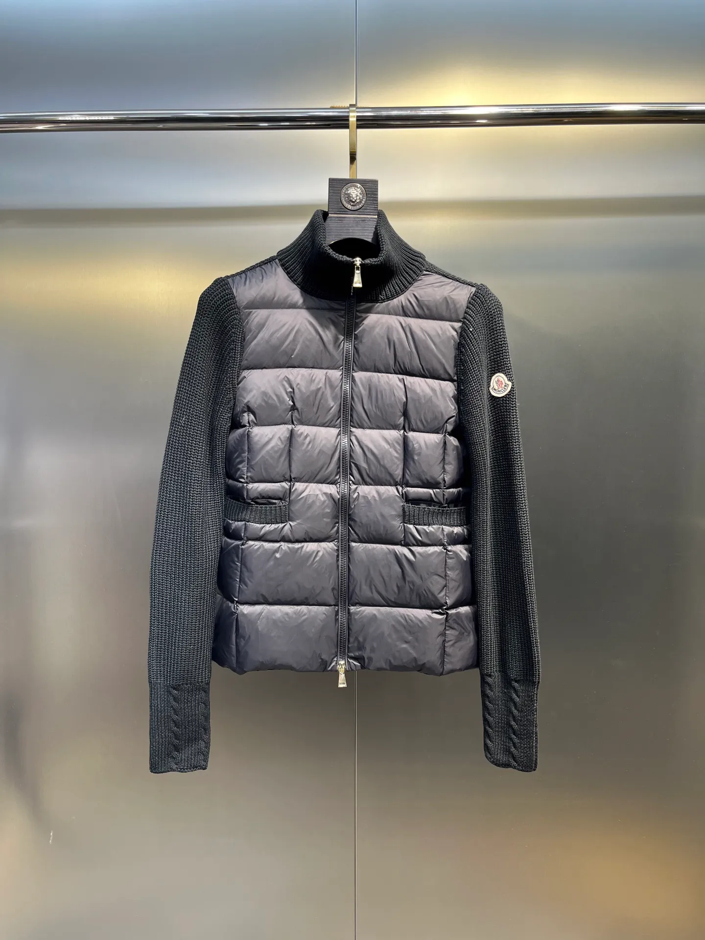 P640 moncler 🌟 25 new autumn and winter style Wool down jacket with lapel stitching Knitted rib lapel design at the neck Short version of the upper body is cool and neat Super sense of proportion National standard 90 white goose down filled body Hem Knitted thread windproof cuffs Shoulder logo patch dots Full of down filling The upper body is not bloated Light and warm Minimalist and elegant without being picky Easy to match when going out size: s-xl