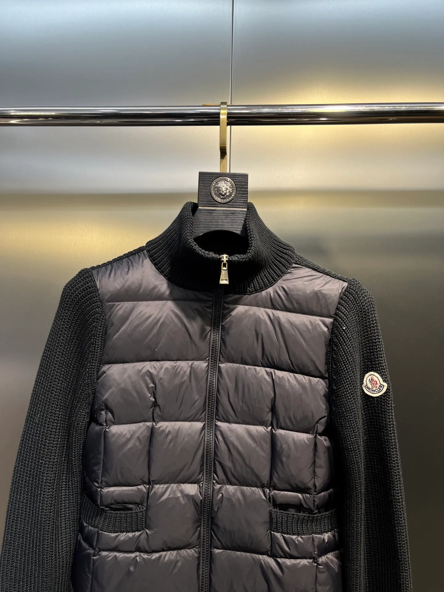 P640 moncler 🌟 25 new autumn and winter style Wool down jacket with lapel stitching Knitted rib lapel design at the neck Short version of the upper body is cool and neat Super sense of proportion National standard 90 white goose down filled body Hem Knitted thread windproof cuffs Shoulder logo patch dots Full of down filling The upper body is not bloated Light and warm Minimalist and elegant without being picky Easy to match when going out size: s-xl
