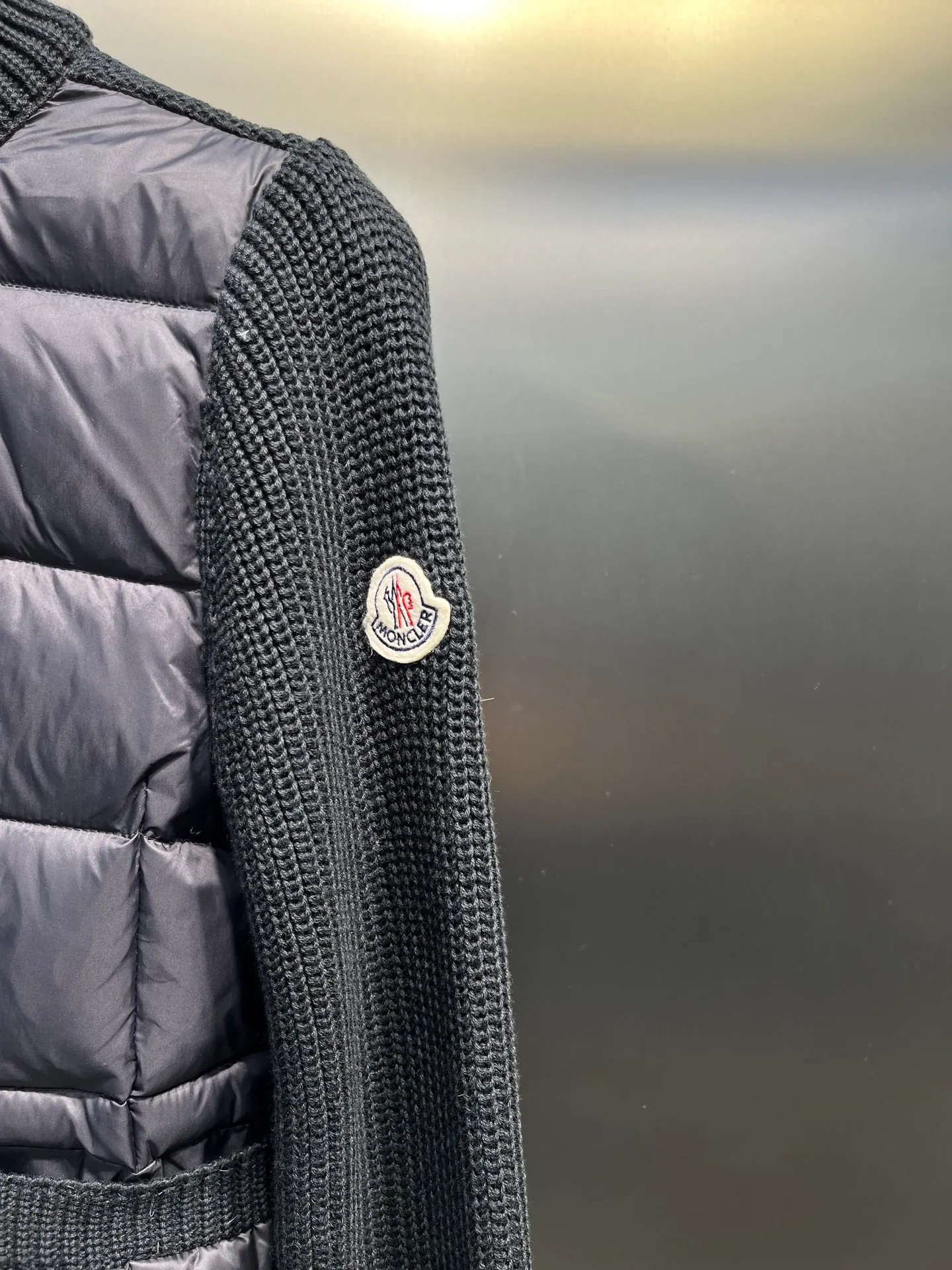 P640 moncler 🌟 25 new autumn and winter style Wool down jacket with lapel stitching Knitted rib lapel design at the neck Short version of the upper body is cool and neat Super sense of proportion National standard 90 white goose down filled body Hem Knitted thread windproof cuffs Shoulder logo patch dots Full of down filling The upper body is not bloated Light and warm Minimalist and elegant without being picky Easy to match when going out size: s-xl