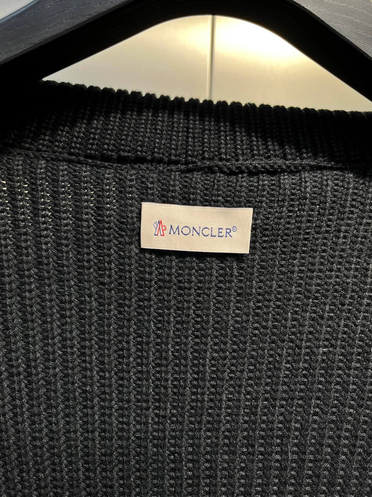 P640 moncler 🌟 25 new autumn and winter style Wool down jacket with lapel stitching Knitted rib lapel design at the neck Short version of the upper body is cool and neat Super sense of proportion National standard 90 white goose down filled body Hem Knitted thread windproof cuffs Shoulder logo patch dots Full of down filling The upper body is not bloated Light and warm Minimalist and elegant without being picky Easy to match when going out size: s-xl