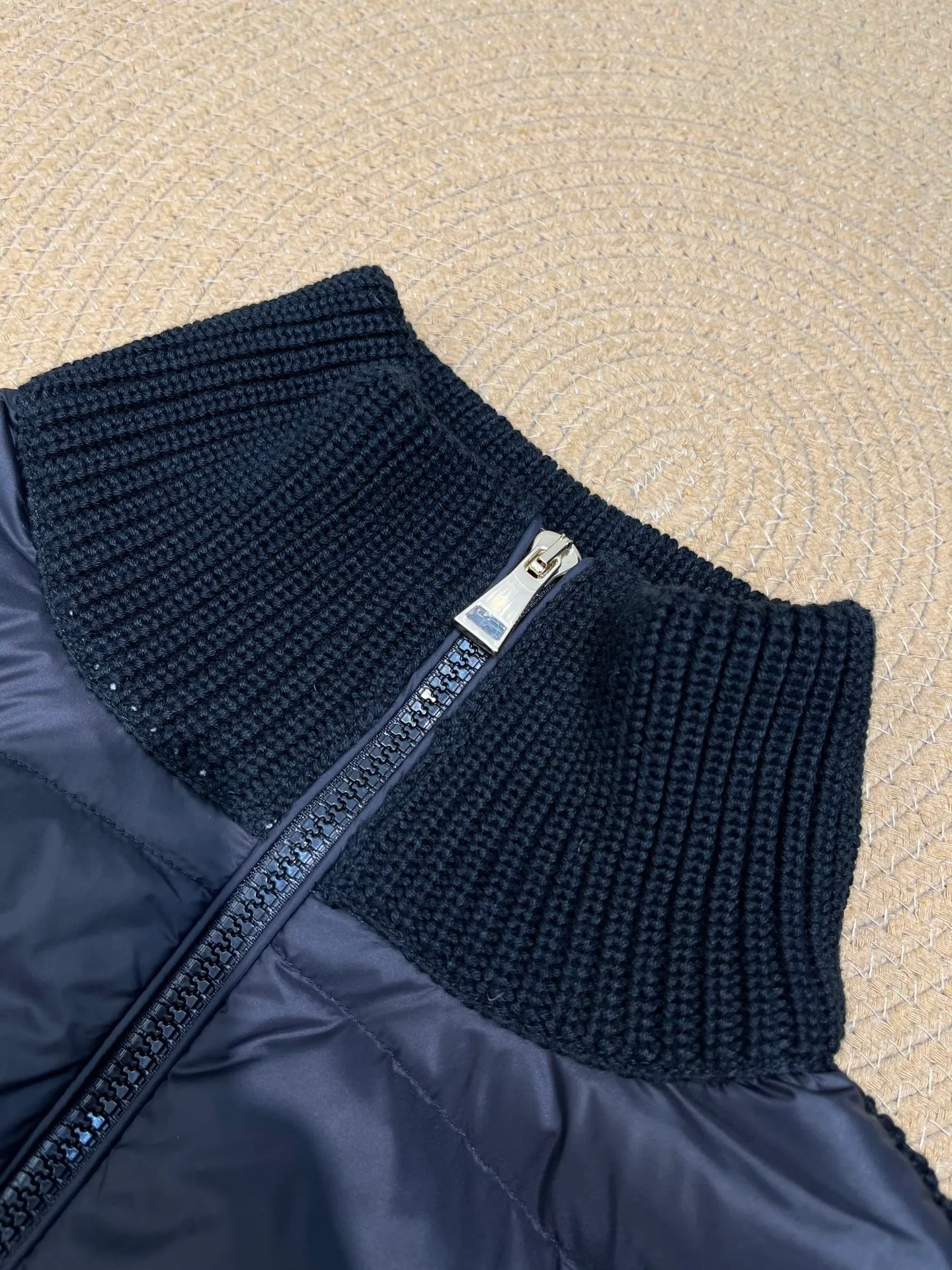 P640 moncler 🌟 25 new autumn and winter style Wool down jacket with lapel stitching Knitted rib lapel design at the neck Short version of the upper body is cool and neat Super sense of proportion National standard 90 white goose down filled body Hem Knitted thread windproof cuffs Shoulder logo patch dots Full of down filling The upper body is not bloated Light and warm Minimalist and elegant without being picky Easy to match when going out size: s-xl