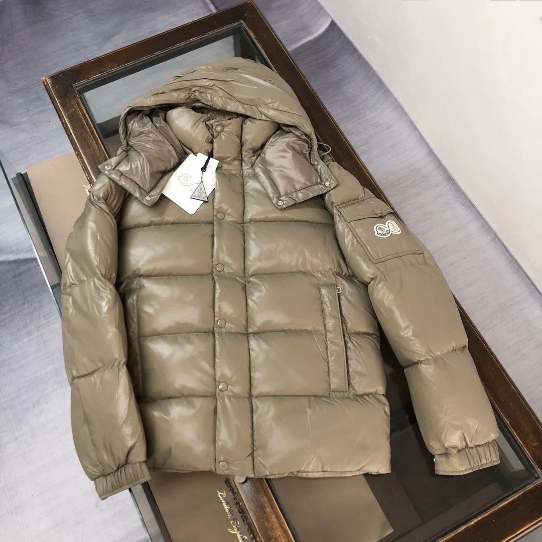 P800 Moncler Maya 70 Short Down Jacket Basalt Gray The iconic men's Moncler Maya 70 down jacket is highly recognizable and specially designed to celebrate the brand's 70th anniversary. The Moncler Maya down jacket has been reinterpreted specifically to celebrate Moncler's 70th anniversary, and the iconic silhouette has been refreshed in new colors. A classic example of the brand's DNA, it's made from shiny lacquered nylon and embellished with signature rectangular quilting. A classic, cropped design that spans seasons and fashions, the removable hood features a statement silhouette, removable hood and adjustable hem. The sleeves are decorated with the brand's signature classic patch pockets and a patchwork logo designed to celebrate the 70th anniversary. Color: black, ivory white, basalt gray, purple, cabin brown, forest green, code number: 1-2-3-4-5 (M～3xl)