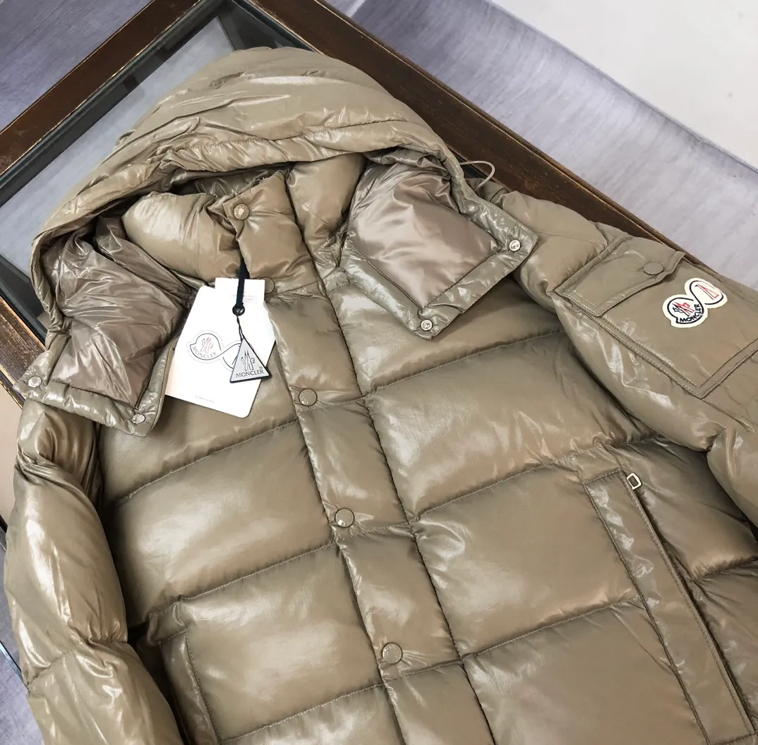 P800 Moncler Maya 70 Short Down Jacket Basalt Gray The iconic men's Moncler Maya 70 down jacket is highly recognizable and specially designed to celebrate the brand's 70th anniversary. The Moncler Maya down jacket has been reinterpreted specifically to celebrate Moncler's 70th anniversary, and the iconic silhouette has been refreshed in new colors. A classic example of the brand's DNA, it's made from shiny lacquered nylon and embellished with signature rectangular quilting. A classic, cropped design that spans seasons and fashions, the removable hood features a statement silhouette, removable hood and adjustable hem. The sleeves are decorated with the brand's signature classic patch pockets and a patchwork logo designed to celebrate the 70th anniversary. Color: black, ivory white, basalt gray, purple, cabin brown, forest green, code number: 1-2-3-4-5 (M～3xl)