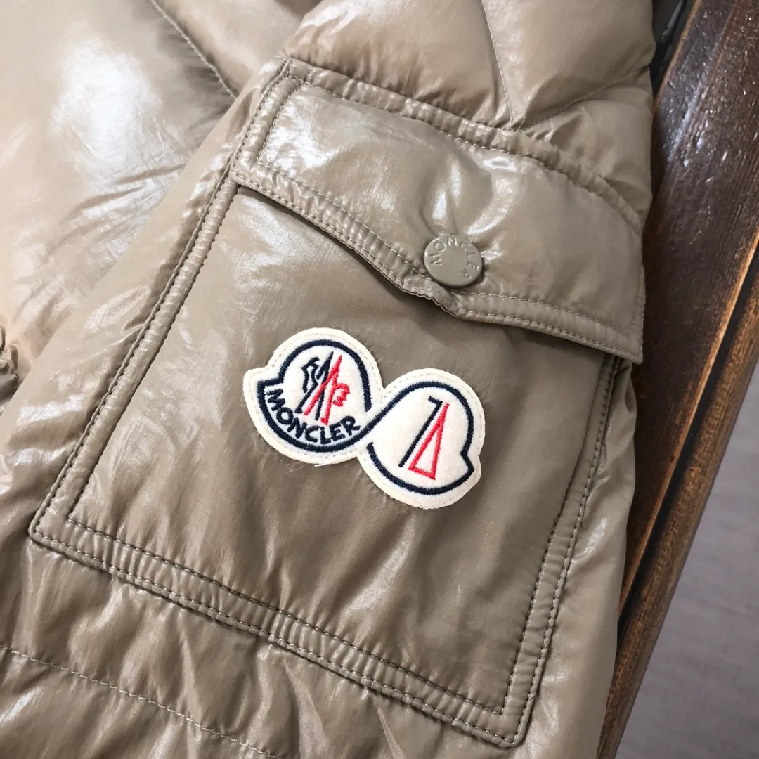P800 Moncler Maya 70 Short Down Jacket Basalt Gray The iconic men's Moncler Maya 70 down jacket is highly recognizable and specially designed to celebrate the brand's 70th anniversary. The Moncler Maya down jacket has been reinterpreted specifically to celebrate Moncler's 70th anniversary, and the iconic silhouette has been refreshed in new colors. A classic example of the brand's DNA, it's made from shiny lacquered nylon and embellished with signature rectangular quilting. A classic, cropped design that spans seasons and fashions, the removable hood features a statement silhouette, removable hood and adjustable hem. The sleeves are decorated with the brand's signature classic patch pockets and a patchwork logo designed to celebrate the 70th anniversary. Color: black, ivory white, basalt gray, purple, cabin brown, forest green, code number: 1-2-3-4-5 (M～3xl)