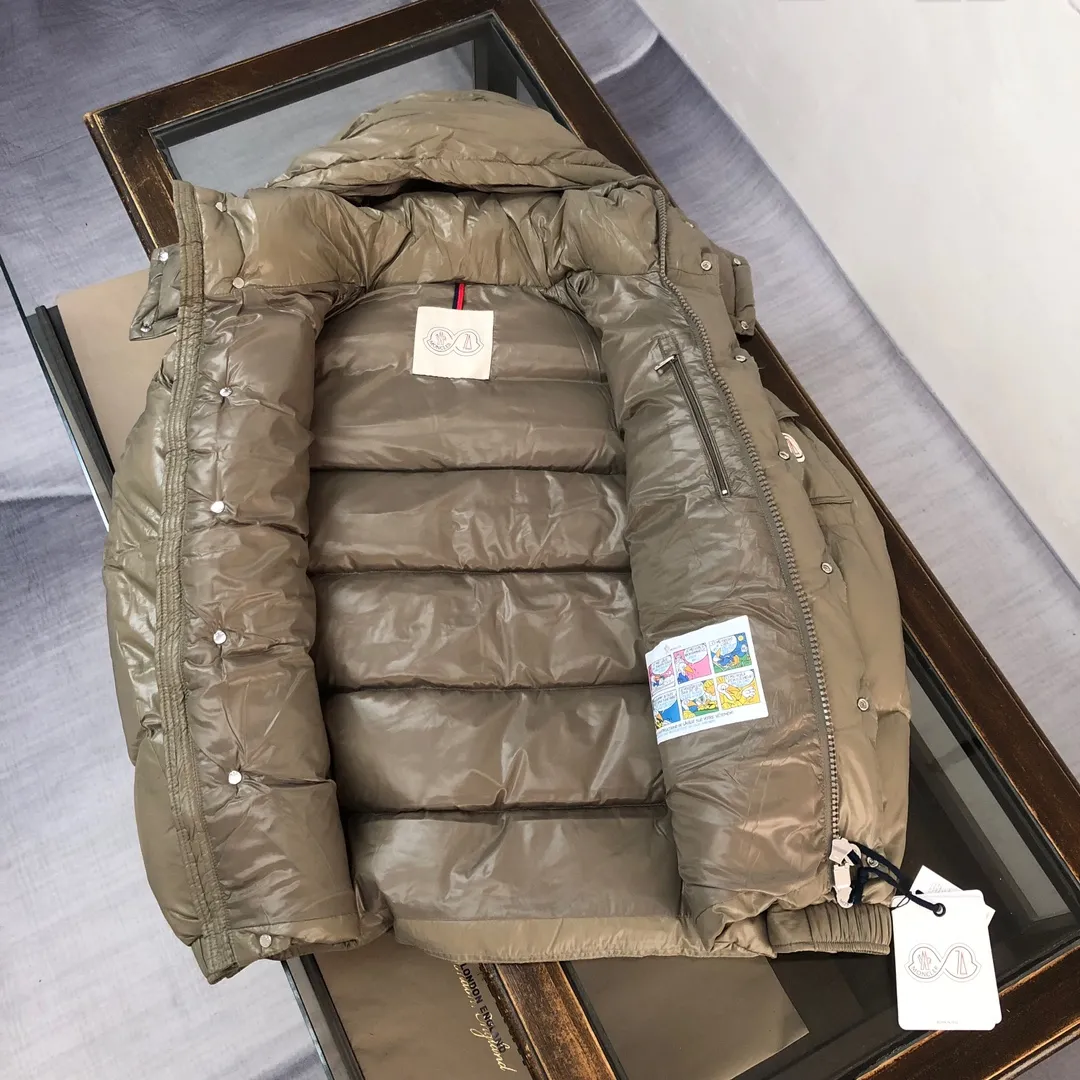 P800 Moncler Maya 70 Short Down Jacket Basalt Gray The iconic men's Moncler Maya 70 down jacket is highly recognizable and specially designed to celebrate the brand's 70th anniversary. The Moncler Maya down jacket has been reinterpreted specifically to celebrate Moncler's 70th anniversary, and the iconic silhouette has been refreshed in new colors. A classic example of the brand's DNA, it's made from shiny lacquered nylon and embellished with signature rectangular quilting. A classic, cropped design that spans seasons and fashions, the removable hood features a statement silhouette, removable hood and adjustable hem. The sleeves are decorated with the brand's signature classic patch pockets and a patchwork logo designed to celebrate the 70th anniversary. Color: black, ivory white, basalt gray, purple, cabin brown, forest green, code number: 1-2-3-4-5 (M～3xl)