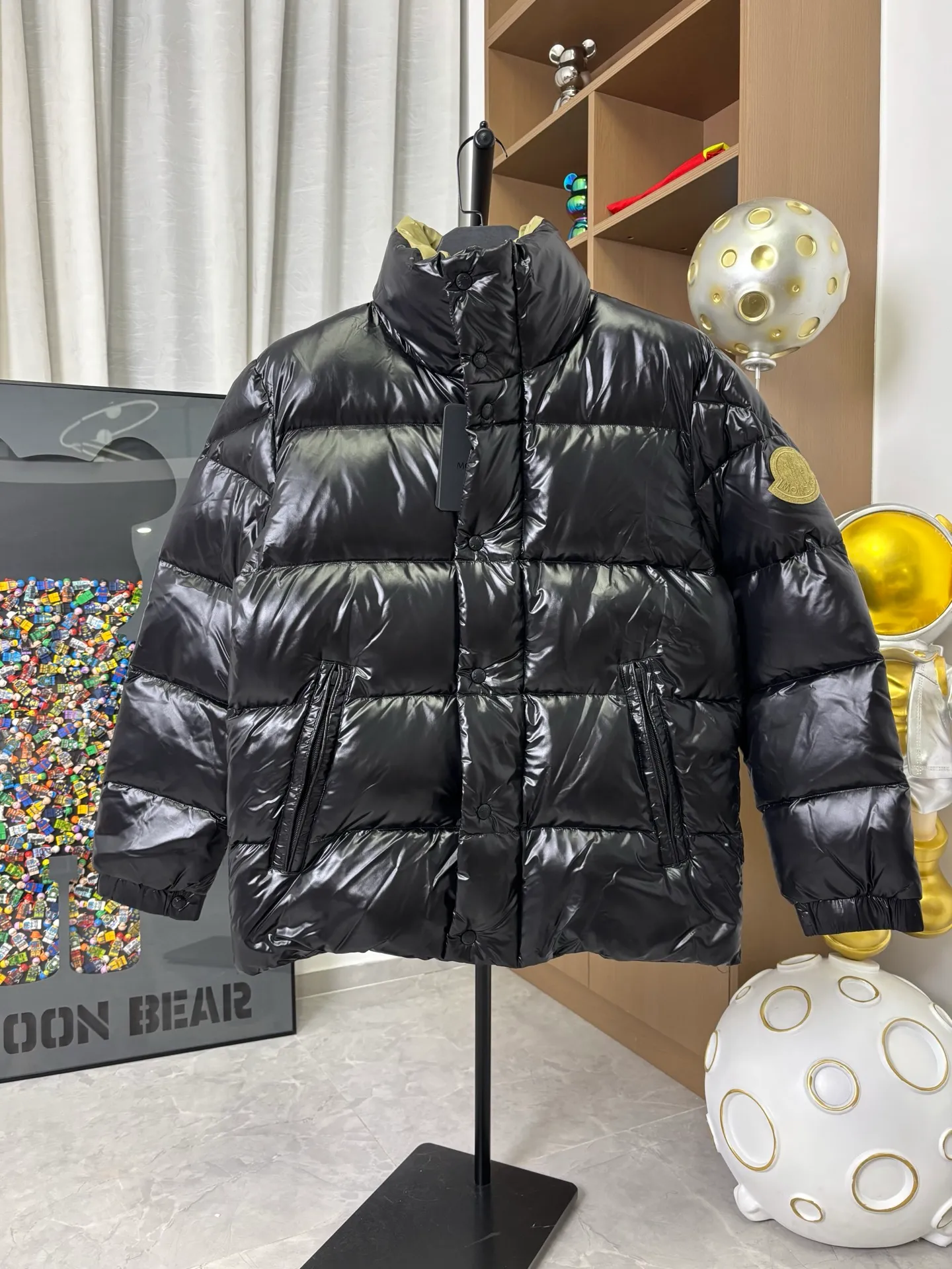 P870 Style number: DC231# [𝑴𝒐𝒏𝒄𝒍𝒆𝒓] 1952 joint model series Meng Mouth Green Fatty Long Sleeve Down Jacket Meng Mouth DERVOX limited color matching 1952 joint model men's goose down stand-up collar thickened bread couple model down jacket that can be carried on the back~ 95% European standard gooseneck down filling. The filling is extremely full. 700+ fill power. The tag barcode model number corresponds to the official website. The tag has built-in NFC electronic sensor for anti-counterfeiting) Dervox down is made of lightweight nylon laqué fabric, which is comfortable and warm without being heavy. This short style features an internal shoulder strap that can be carried as a carry when the weather heats up, making it ideal for urban or alpine wear. Made in pop tones, it's finished with a bold logo patch. Details Made of lightweight nvlon laqué fabric Color: Black Size: 1-2-3-4-5 [Picture 9️⃣Size Chart]
