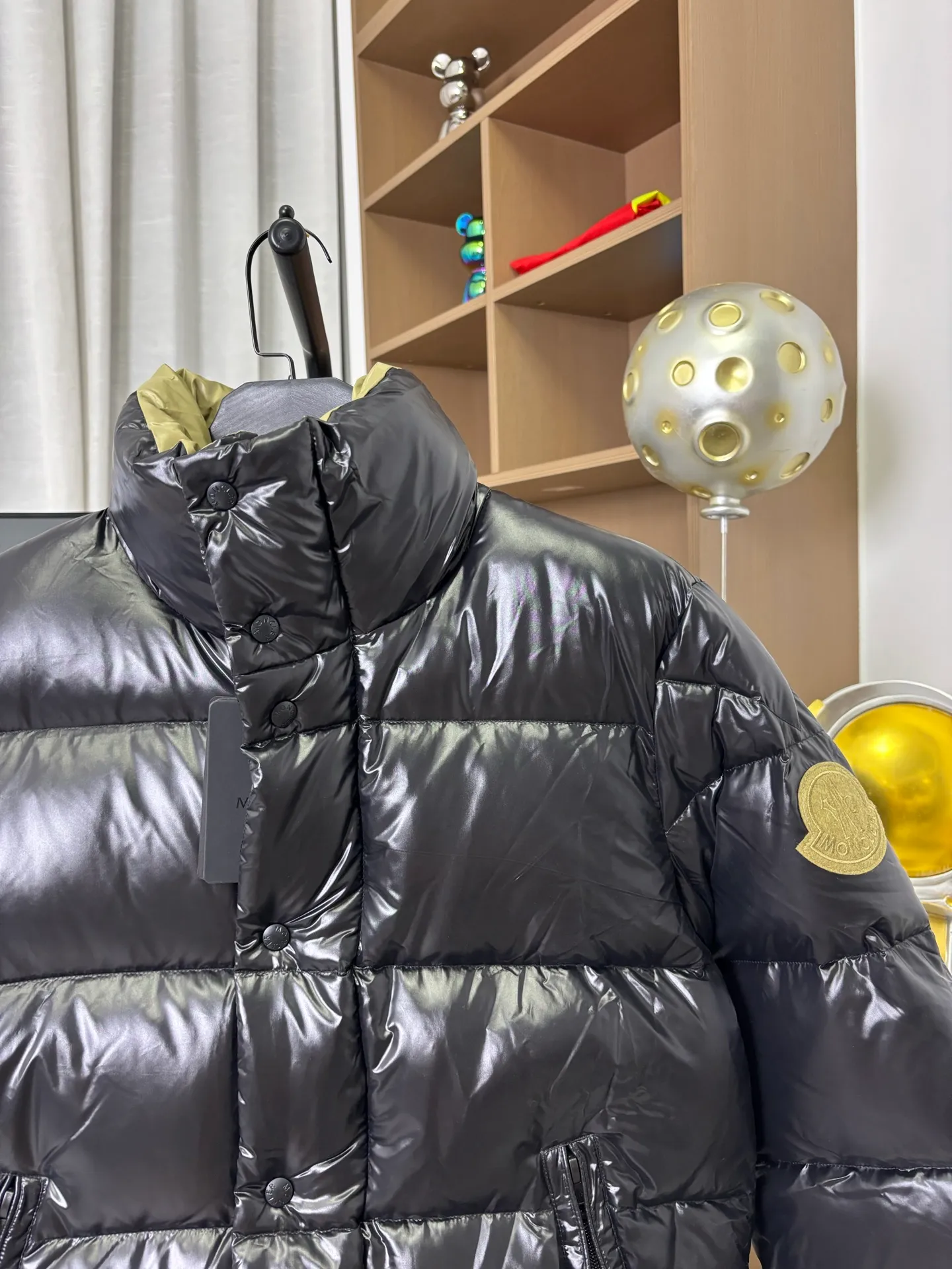 P870 Style number: DC231# [𝑴𝒐𝒏𝒄𝒍𝒆𝒓] 1952 joint model series Meng Mouth Green Fatty Long Sleeve Down Jacket Meng Mouth DERVOX limited color matching 1952 joint model men's goose down stand-up collar thickened bread couple model down jacket that can be carried on the back~ 95% European standard gooseneck down filling. The filling is extremely full. 700+ fill power. The tag barcode model number corresponds to the official website. The tag has built-in NFC electronic sensor for anti-counterfeiting) Dervox down is made of lightweight nylon laqué fabric, which is comfortable and warm without being heavy. This short style features an internal shoulder strap that can be carried as a carry when the weather heats up, making it ideal for urban or alpine wear. Made in pop tones, it's finished with a bold logo patch. Details Made of lightweight nvlon laqué fabric Color: Black Size: 1-2-3-4-5 [Picture 9️⃣Size Chart]