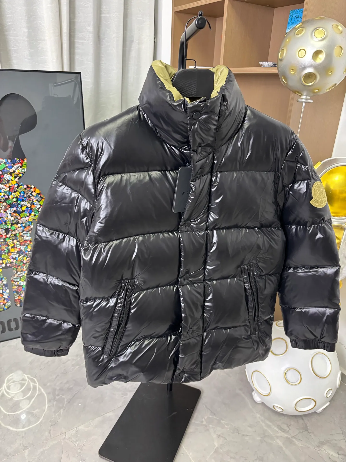 P870 Style number: DC231# [𝑴𝒐𝒏𝒄𝒍𝒆𝒓] 1952 joint model series Meng Mouth Green Fatty Long Sleeve Down Jacket Meng Mouth DERVOX limited color matching 1952 joint model men's goose down stand-up collar thickened bread couple model down jacket that can be carried on the back~ 95% European standard gooseneck down filling. The filling is extremely full. 700+ fill power. The tag barcode model number corresponds to the official website. The tag has built-in NFC electronic sensor for anti-counterfeiting) Dervox down is made of lightweight nylon laqué fabric, which is comfortable and warm without being heavy. This short style features an internal shoulder strap that can be carried as a carry when the weather heats up, making it ideal for urban or alpine wear. Made in pop tones, it's finished with a bold logo patch. Details Made of lightweight nvlon laqué fabric Color: Black Size: 1-2-3-4-5 [Picture 9️⃣Size Chart]