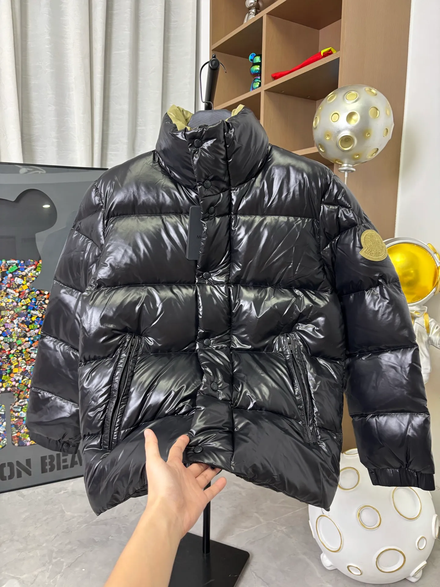 P870 Style number: DC231# [𝑴𝒐𝒏𝒄𝒍𝒆𝒓] 1952 joint model series Meng Mouth Green Fatty Long Sleeve Down Jacket Meng Mouth DERVOX limited color matching 1952 joint model men's goose down stand-up collar thickened bread couple model down jacket that can be carried on the back~ 95% European standard gooseneck down filling. The filling is extremely full. 700+ fill power. The tag barcode model number corresponds to the official website. The tag has built-in NFC electronic sensor for anti-counterfeiting) Dervox down is made of lightweight nylon laqué fabric, which is comfortable and warm without being heavy. This short style features an internal shoulder strap that can be carried as a carry when the weather heats up, making it ideal for urban or alpine wear. Made in pop tones, it's finished with a bold logo patch. Details Made of lightweight nvlon laqué fabric Color: Black Size: 1-2-3-4-5 [Picture 9️⃣Size Chart]