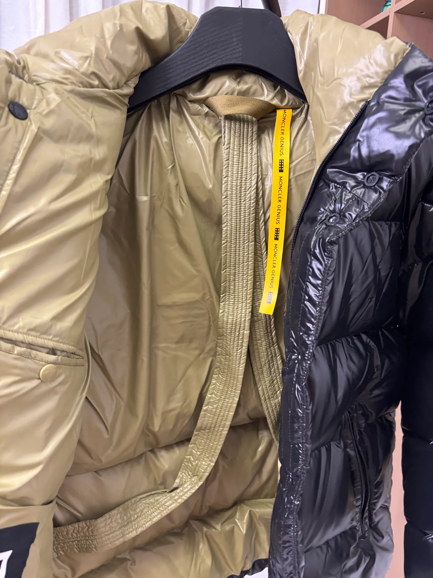 P870 Style number: DC231# [𝑴𝒐𝒏𝒄𝒍𝒆𝒓] 1952 joint model series Meng Mouth Green Fatty Long Sleeve Down Jacket Meng Mouth DERVOX limited color matching 1952 joint model men's goose down stand-up collar thickened bread couple model down jacket that can be carried on the back~ 95% European standard gooseneck down filling. The filling is extremely full. 700+ fill power. The tag barcode model number corresponds to the official website. The tag has built-in NFC electronic sensor for anti-counterfeiting) Dervox down is made of lightweight nylon laqué fabric, which is comfortable and warm without being heavy. This short style features an internal shoulder strap that can be carried as a carry when the weather heats up, making it ideal for urban or alpine wear. Made in pop tones, it's finished with a bold logo patch. Details Made of lightweight nvlon laqué fabric Color: Black Size: 1-2-3-4-5 [Picture 9️⃣Size Chart]