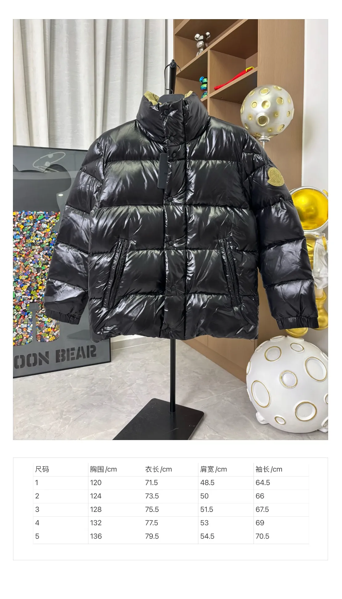 P870 Style number: DC231# [𝑴𝒐𝒏𝒄𝒍𝒆𝒓] 1952 joint model series Meng Mouth Green Fatty Long Sleeve Down Jacket Meng Mouth DERVOX limited color matching 1952 joint model men's goose down stand-up collar thickened bread couple model down jacket that can be carried on the back~ 95% European standard gooseneck down filling. The filling is extremely full. 700+ fill power. The tag barcode model number corresponds to the official website. The tag has built-in NFC electronic sensor for anti-counterfeiting) Dervox down is made of lightweight nylon laqué fabric, which is comfortable and warm without being heavy. This short style features an internal shoulder strap that can be carried as a carry when the weather heats up, making it ideal for urban or alpine wear. Made in pop tones, it's finished with a bold logo patch. Details Made of lightweight nvlon laqué fabric Color: Black Size: 1-2-3-4-5 [Picture 9️⃣Size Chart]