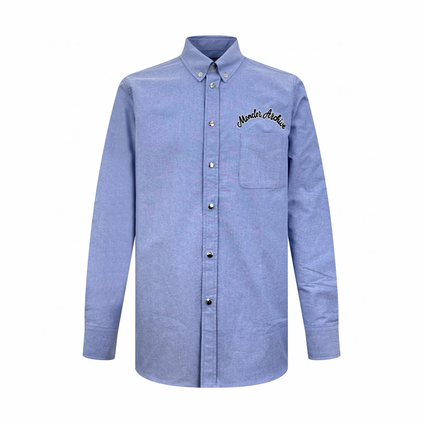 P410 [Exclusive supply] Moncler logo embroidered Oxford cotton long-sleeved shirt. Original purchase and development of 6,550 yuan. The fabric is made of custom-dyed moiré cotton Oxford spun. It is as soft as clouds, light and delicate. Use foggy gray tones of light blue as the pen to write the elegant color philosophy of the mountains on the pure cotton fabric. It is taken from nature and is higher than the natural tonal design. The line of Moncler Archive embroidery on the chest is embellished. The seemingly casual handwriting embroidery is actually Moncler's attitude towards the brand. Find a balance between looseness and stiffness. Every step is like interpreting the dance between the human body and clothing. It uses imported machine embroidery technology and uses advanced computer control systems and precision mechanical components to achieve Moncler embroidery operations with high precision. The lines are smooth and delicate. The fabrics have been sand washed. It has a better hand feel and texture. It is not easy to deform, not easy to shrink, not easy to fade, and maintains long-term beauty. Size:S-M-L-XL
