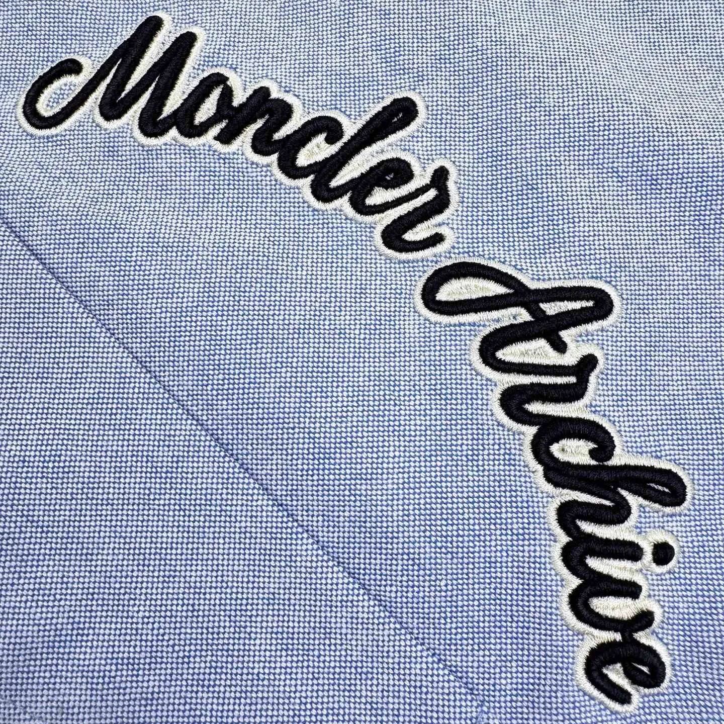 P410 [Exclusive supply] Moncler logo embroidered Oxford cotton long-sleeved shirt. Original purchase and development of 6,550 yuan. The fabric is made of custom-dyed moiré cotton Oxford spun. It is as soft as clouds, light and delicate. Use foggy gray tones of light blue as the pen to write the elegant color philosophy of the mountains on the pure cotton fabric. It is taken from nature and is higher than the natural tonal design. The line of Moncler Archive embroidery on the chest is embellished. The seemingly casual handwriting embroidery is actually Moncler's attitude towards the brand. Find a balance between looseness and stiffness. Every step is like interpreting the dance between the human body and clothing. It uses imported machine embroidery technology and uses advanced computer control systems and precision mechanical components to achieve Moncler embroidery operations with high precision. The lines are smooth and delicate. The fabrics have been sand washed. It has a better hand feel and texture. It is not easy to deform, not easy to shrink, not easy to fade, and maintains long-term beauty. Size:S-M-L-XL