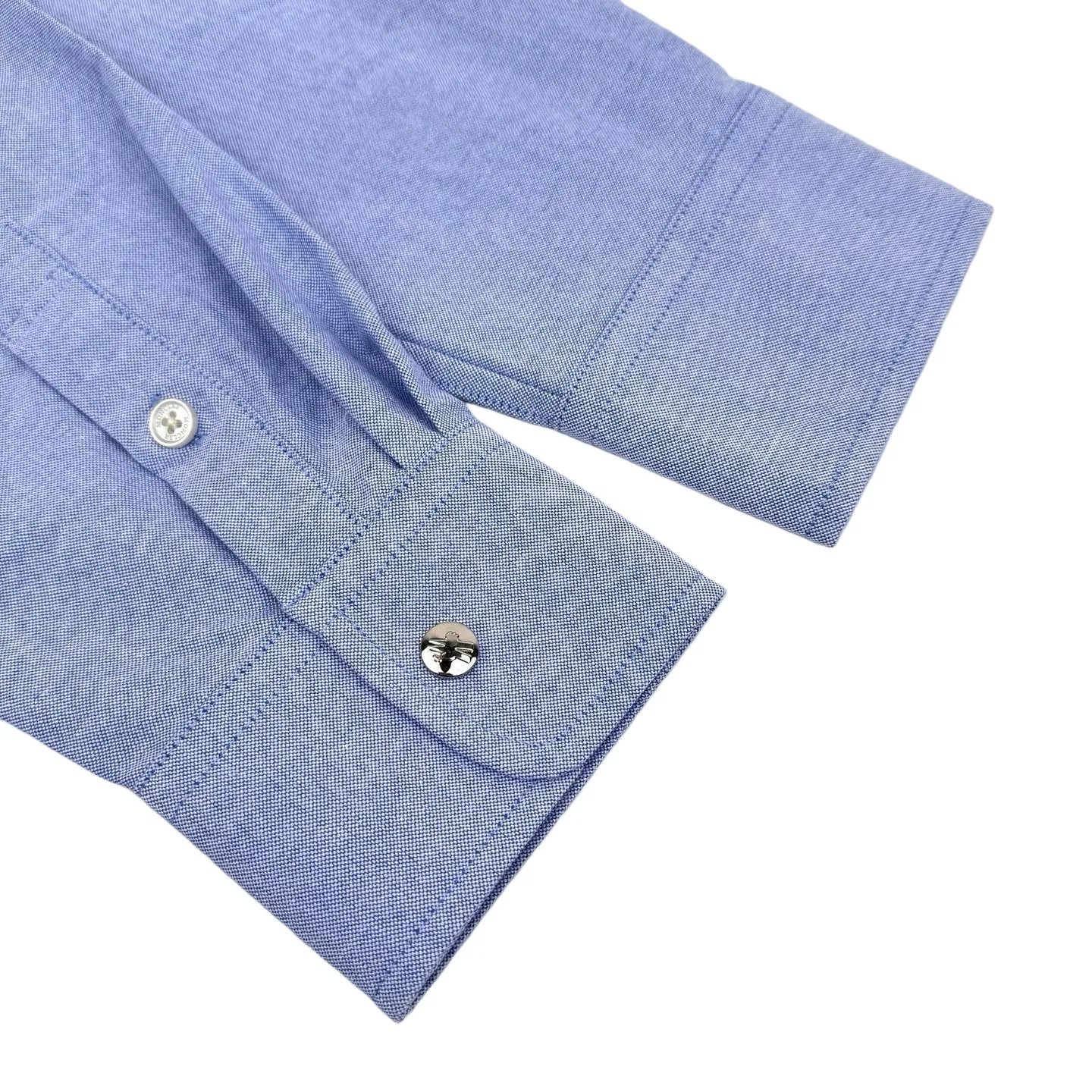 P410 [Exclusive supply] Moncler logo embroidered Oxford cotton long-sleeved shirt. Original purchase and development of 6,550 yuan. The fabric is made of custom-dyed moiré cotton Oxford spun. It is as soft as clouds, light and delicate. Use foggy gray tones of light blue as the pen to write the elegant color philosophy of the mountains on the pure cotton fabric. It is taken from nature and is higher than the natural tonal design. The line of Moncler Archive embroidery on the chest is embellished. The seemingly casual handwriting embroidery is actually Moncler's attitude towards the brand. Find a balance between looseness and stiffness. Every step is like interpreting the dance between the human body and clothing. It uses imported machine embroidery technology and uses advanced computer control systems and precision mechanical components to achieve Moncler embroidery operations with high precision. The lines are smooth and delicate. The fabrics have been sand washed. It has a better hand feel and texture. It is not easy to deform, not easy to shrink, not easy to fade, and maintains long-term beauty. Size:S-M-L-XL