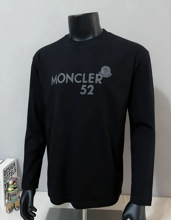 P190 MONCLER is new, 2025FW new long-sleeved T-shirt, the official website will be updated at the same time, foam printing Moncler logo technology, details are correct to the official version, and the size of the logo is strictly controlled , standard size, foamed and taped details are in sync with the official; the fabric is made of 280g double yarn pure cotton fabric, imported woven thread, the neckline is boned to prevent deformation, the factory high-temperature washing process prevents shrinkage, the fabric is soft and breathable, scan the code and touch the NCF washed mark for identification, the details are in place, the upper body is simple and beautiful, European size version, loose and suitable, color: black, white, size XS-L (L size can wear 200 pounds)