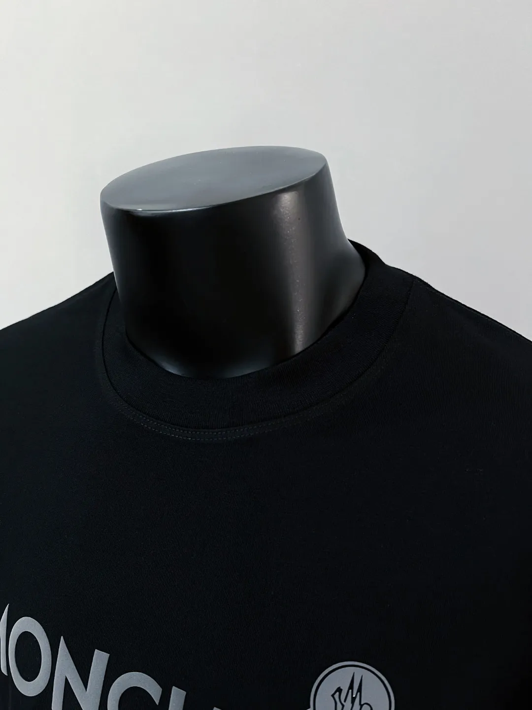 P190 MONCLER is new, 2025FW new long-sleeved T-shirt, the official website will be updated at the same time, foam printing Moncler logo technology, details are correct to the official version, and the size of the logo is strictly controlled , standard size, foamed and taped details are in sync with the official; the fabric is made of 280g double yarn pure cotton fabric, imported woven thread, the neckline is boned to prevent deformation, the factory high-temperature washing process prevents shrinkage, the fabric is soft and breathable, scan the code and touch the NCF washed mark for identification, the details are in place, the upper body is simple and beautiful, European size version, loose and suitable, color: black, white, size XS-L (L size can wear 200 pounds)