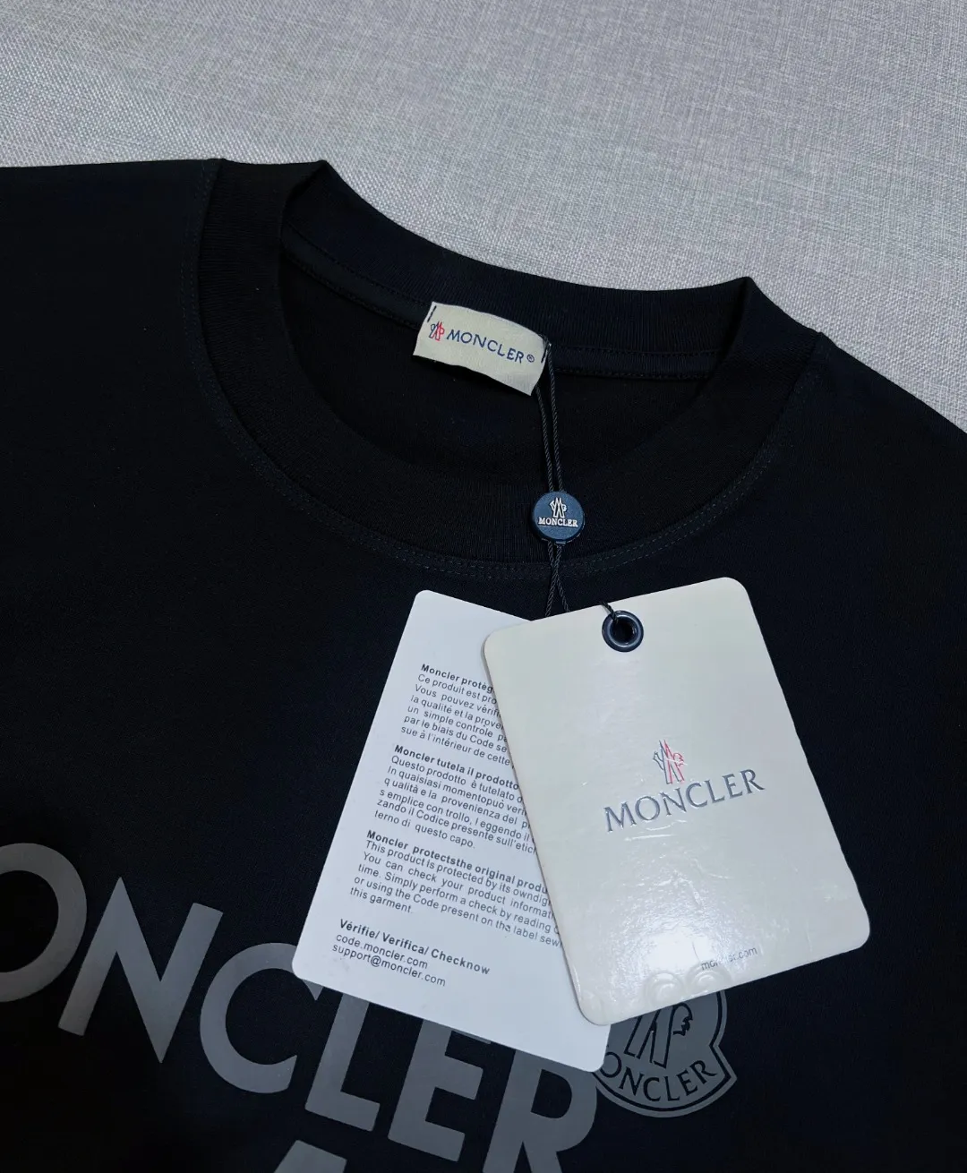 P190 MONCLER is new, 2025FW new long-sleeved T-shirt, the official website will be updated at the same time, foam printing Moncler logo technology, details are correct to the official version, and the size of the logo is strictly controlled , standard size, foamed and taped details are in sync with the official; the fabric is made of 280g double yarn pure cotton fabric, imported woven thread, the neckline is boned to prevent deformation, the factory high-temperature washing process prevents shrinkage, the fabric is soft and breathable, scan the code and touch the NCF washed mark for identification, the details are in place, the upper body is simple and beautiful, European size version, loose and suitable, color: black, white, size XS-L (L size can wear 200 pounds)