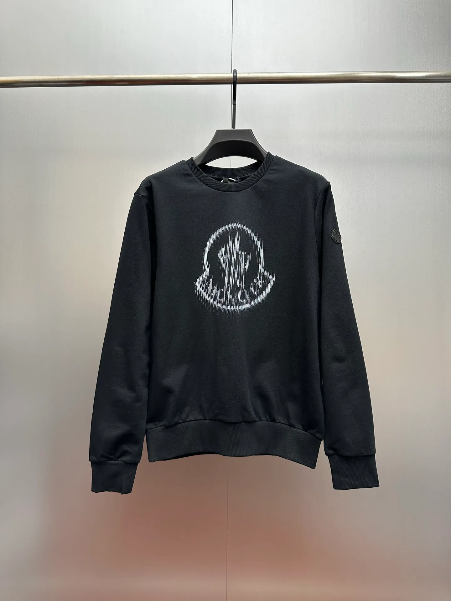 P350 MONCLER round neck pullover printed casual long-sleeved sweatshirt, purchased and developed by 3926, 320g double-strand combed cotton sweatshirt material, 2*2 cotton luxury ribbing, fabric fermentation wash, digital direct printing, customized 1:1 chapter, customized 1:1 trademark, fitted version size: S M L XL