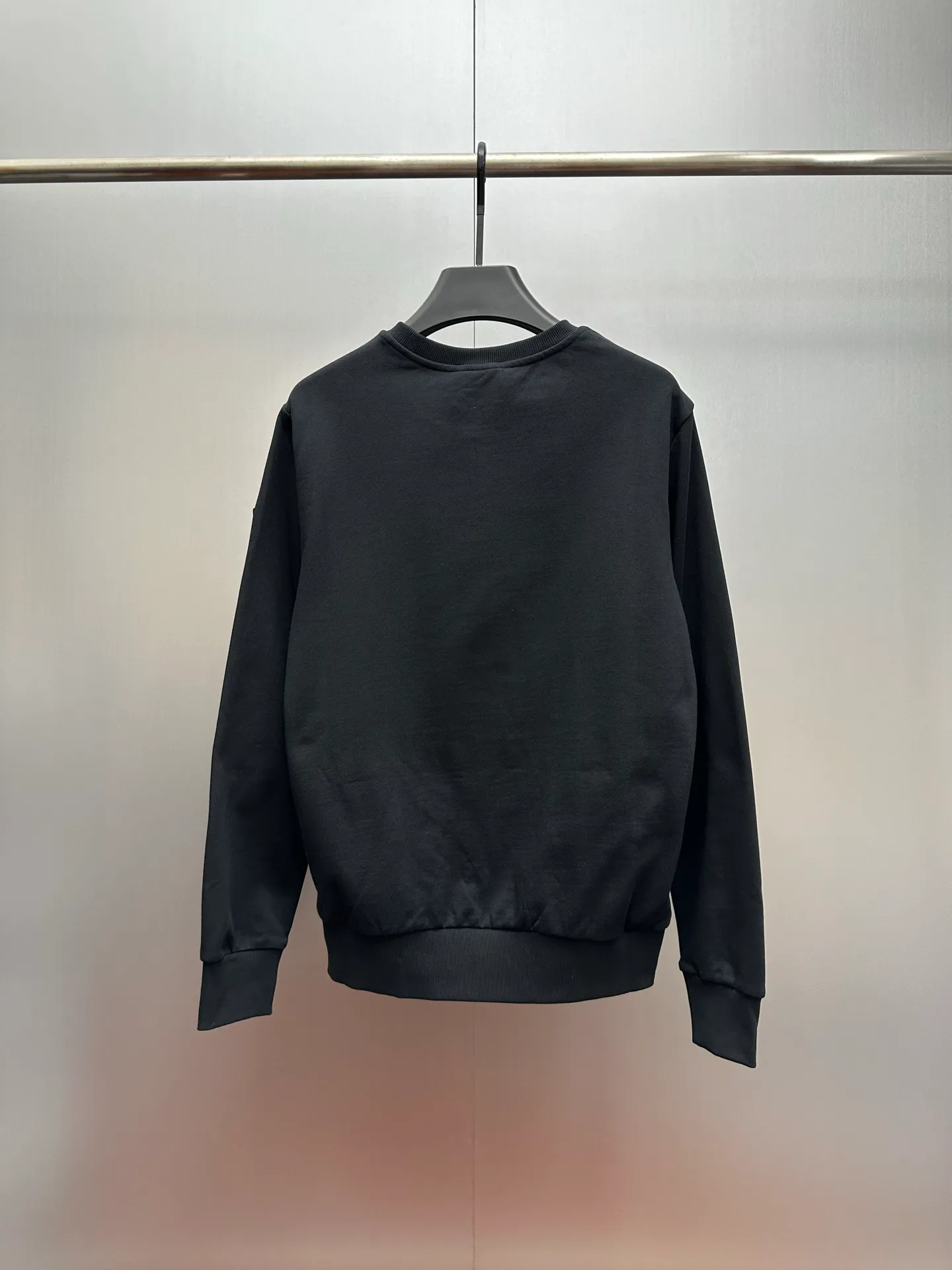 P350 MONCLER round neck pullover printed casual long-sleeved sweatshirt, purchased and developed by 3926, 320g double-strand combed cotton sweatshirt material, 2*2 cotton luxury ribbing, fabric fermentation wash, digital direct printing, customized 1:1 chapter, customized 1:1 trademark, fitted version size: S M L XL