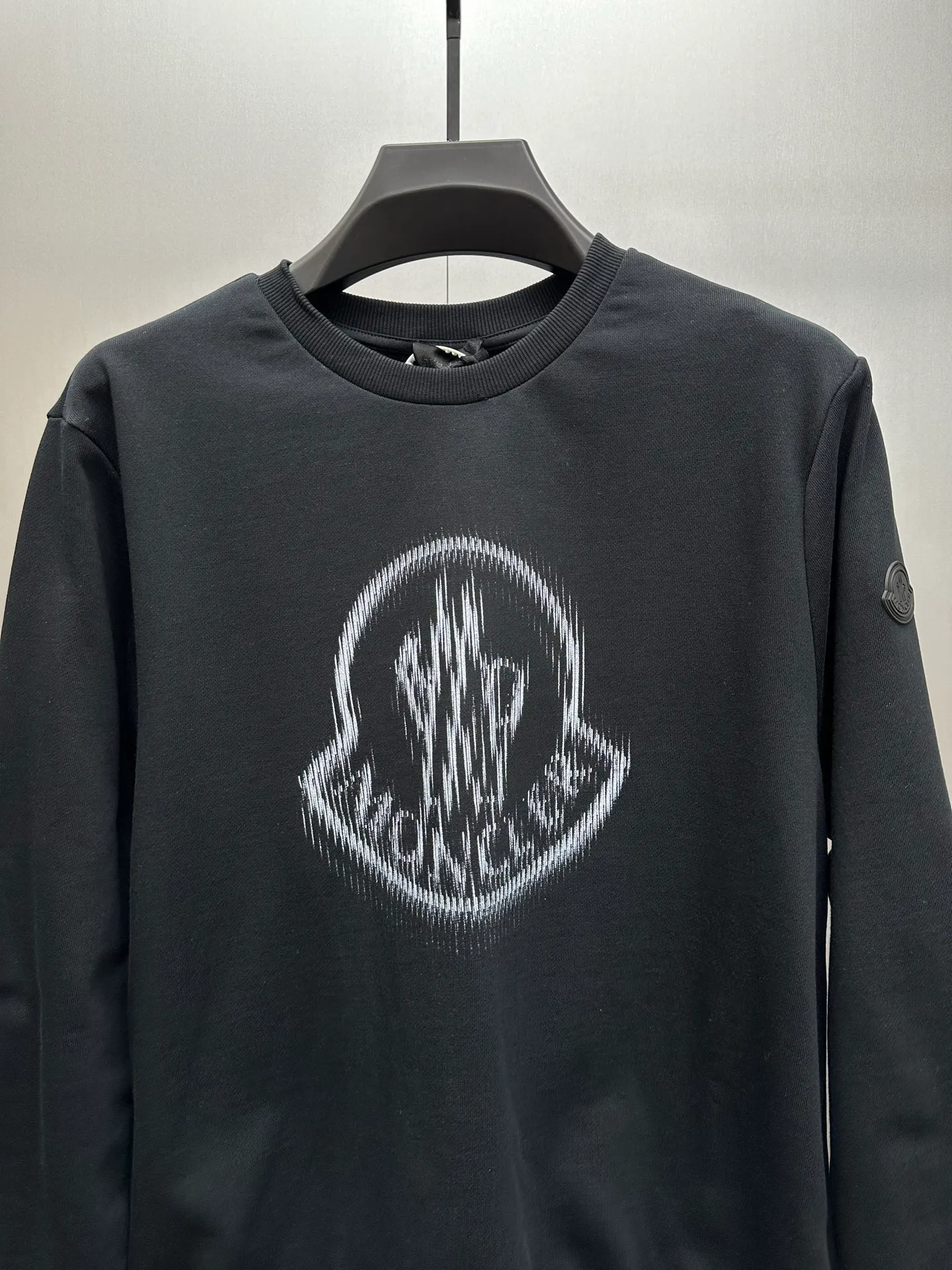 P350 MONCLER round neck pullover printed casual long-sleeved sweatshirt, purchased and developed by 3926, 320g double-strand combed cotton sweatshirt material, 2*2 cotton luxury ribbing, fabric fermentation wash, digital direct printing, customized 1:1 chapter, customized 1:1 trademark, fitted version size: S M L XL