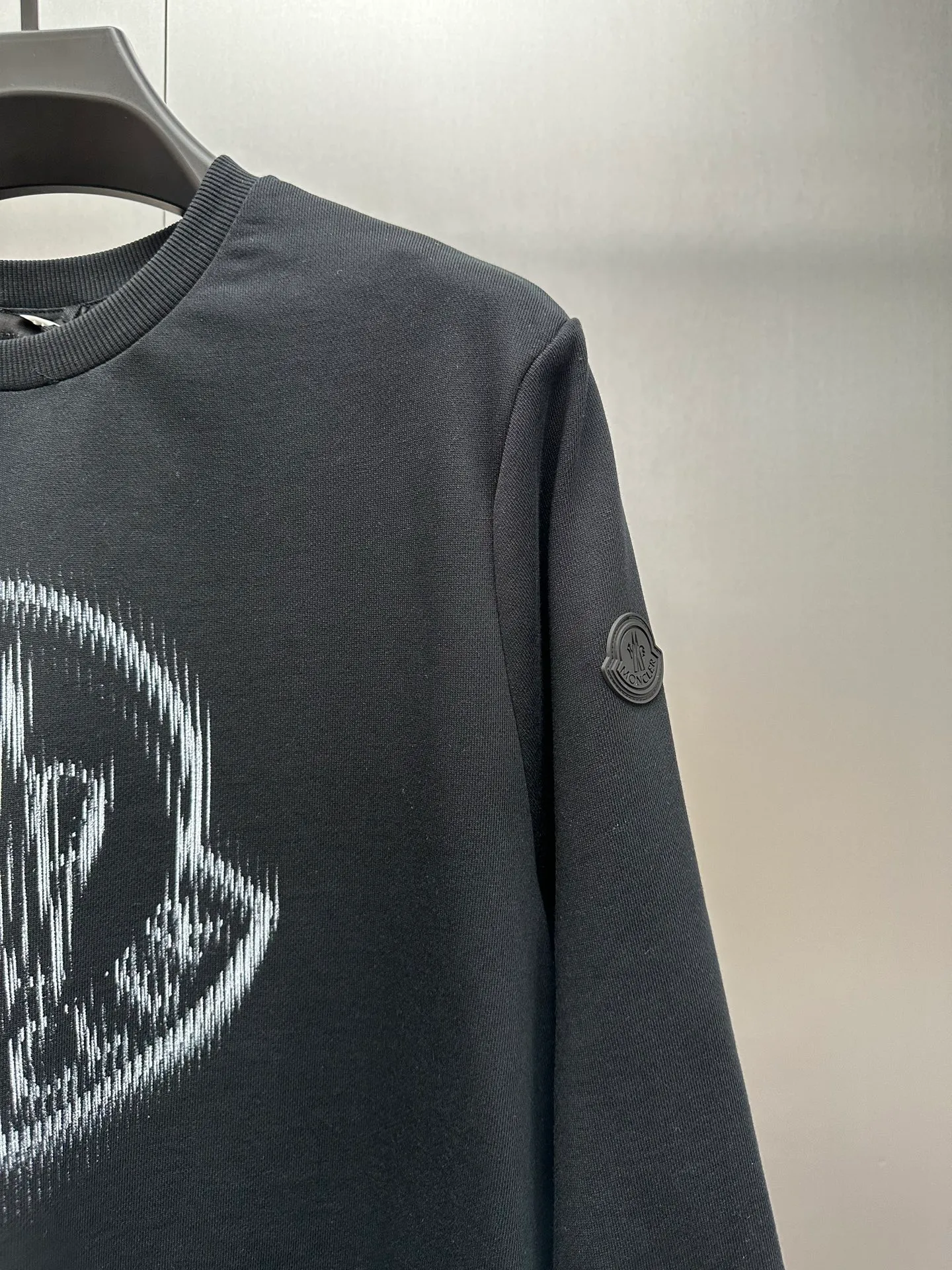 P350 MONCLER round neck pullover printed casual long-sleeved sweatshirt, purchased and developed by 3926, 320g double-strand combed cotton sweatshirt material, 2*2 cotton luxury ribbing, fabric fermentation wash, digital direct printing, customized 1:1 chapter, customized 1:1 trademark, fitted version size: S M L XL