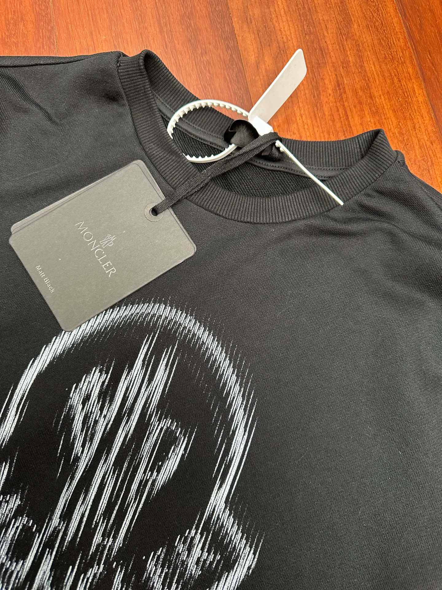 P350 MONCLER round neck pullover printed casual long-sleeved sweatshirt, purchased and developed by 3926, 320g double-strand combed cotton sweatshirt material, 2*2 cotton luxury ribbing, fabric fermentation wash, digital direct printing, customized 1:1 chapter, customized 1:1 trademark, fitted version size: S M L XL