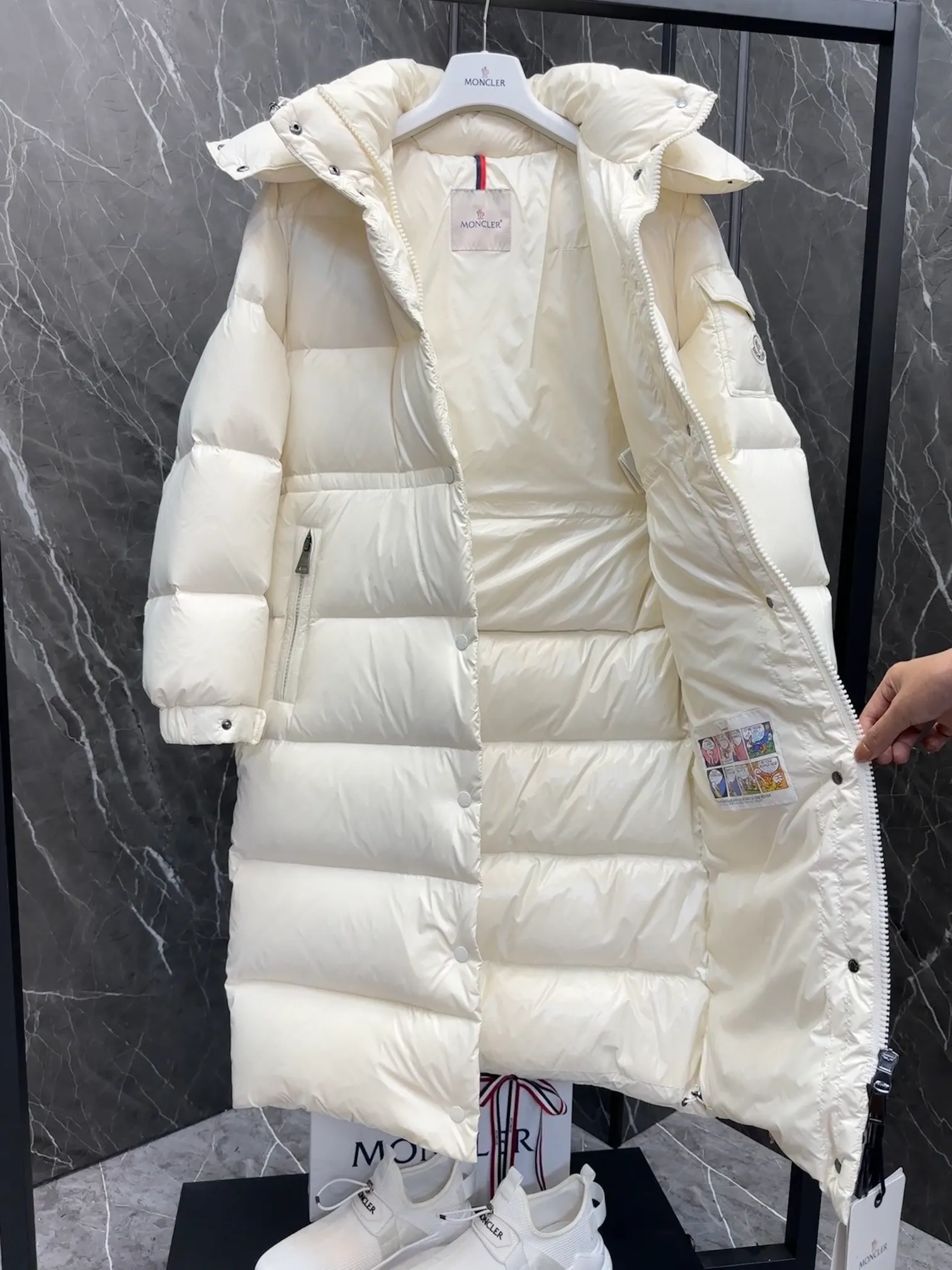 P840 Premium down ⬆️Moncler Cavettaz long women's down jacket jacket. 480g duck down filling ❗️❗️❗️ A walking duvet. Kill all low-end duck down shriveled versions. High-end exclusive. Dedicated to high-demand fairies with obsessive-compulsive disorder. The Cavettaz women's long down jacket is made of iconic nylon laqué fabric and is designed to cope with various environments.  The Cavettaz down jacket features a classic shape and checkered quilting for a simple yet distinct aesthetic. This long piece is made from nylon laqué fabric, giving it the instantly recognizable signature of the brand. Details Made of nylon laqué Nylon laqué lining Filled with down Removable hood Zipper and snap closure Zippered pockets Adjustable cuffs Elastic waist and hem Size : 123 Fairy Off-White