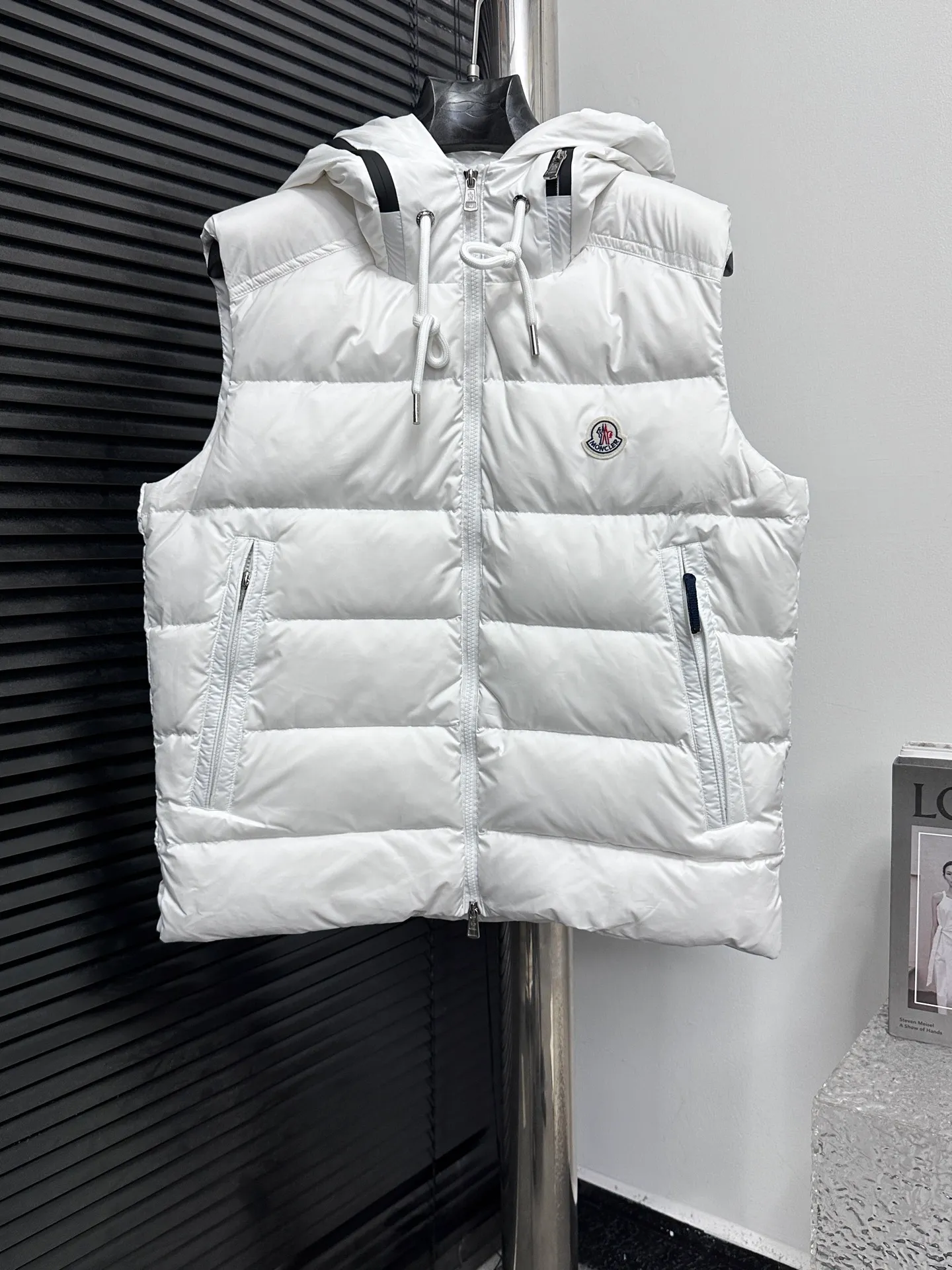 P640 [𝐌𝐎𝐍𝐂𝐋𝐄𝐑] Mouth Hooded Down Vest Original customized hardware accessories are all imported and original customized. Welcome to compare. Absolutely high quality. Made of top 90 white duck down. Super soft. Filled with fluffy and full feathers. Super heavy work. Fabric workmanship. Perfect version. Note⚠The fabric is super comfortable. Exclusive model. Non-market goods. Same style for men and women. Size: 1-6