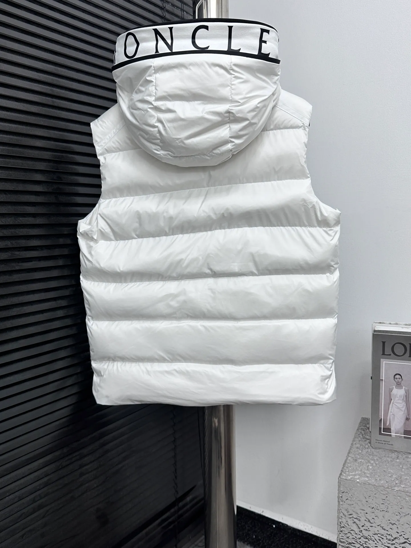 P640 [𝐌𝐎𝐍𝐂𝐋𝐄𝐑] Mouth Hooded Down Vest Original customized hardware accessories are all imported and original customized. Welcome to compare. Absolutely high quality. Made of top 90 white duck down. Super soft. Filled with fluffy and full feathers. Super heavy work. Fabric workmanship. Perfect version. Note⚠The fabric is super comfortable. Exclusive model. Non-market goods. Same style for men and women. Size: 1-6