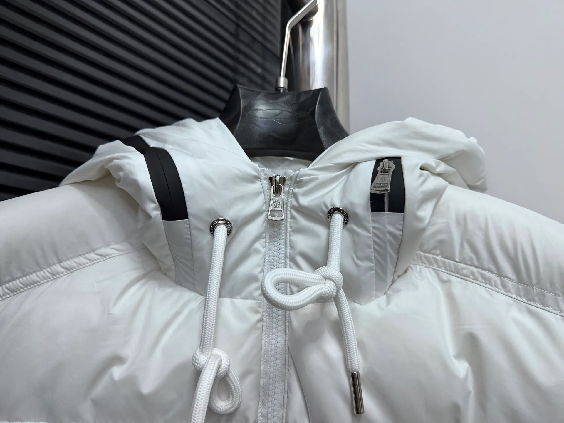P640 [𝐌𝐎𝐍𝐂𝐋𝐄𝐑] Mouth Hooded Down Vest Original customized hardware accessories are all imported and original customized. Welcome to compare. Absolutely high quality. Made of top 90 white duck down. Super soft. Filled with fluffy and full feathers. Super heavy work. Fabric workmanship. Perfect version. Note⚠The fabric is super comfortable. Exclusive model. Non-market goods. Same style for men and women. Size: 1-6