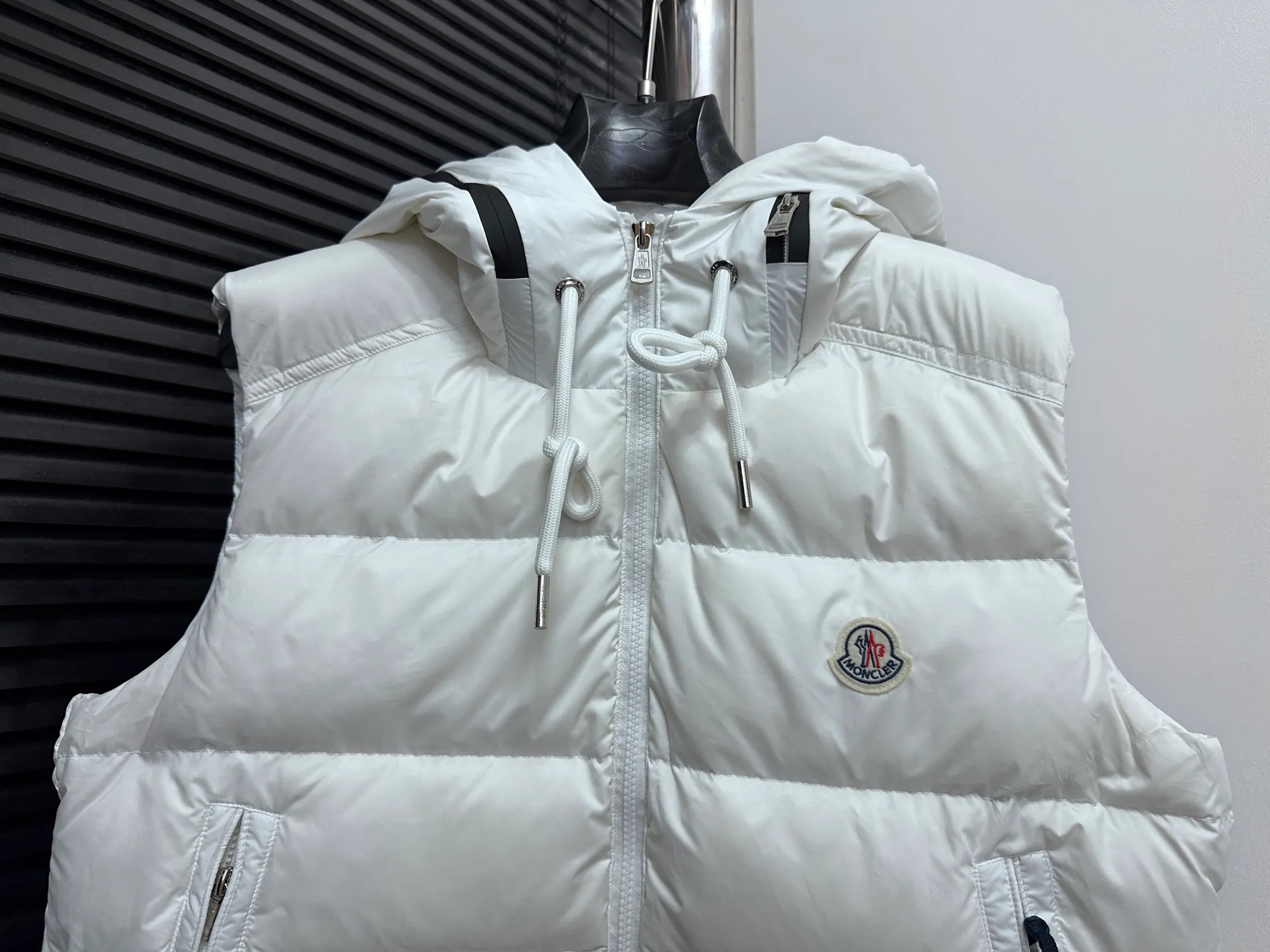 P640 [𝐌𝐎𝐍𝐂𝐋𝐄𝐑] Mouth Hooded Down Vest Original customized hardware accessories are all imported and original customized. Welcome to compare. Absolutely high quality. Made of top 90 white duck down. Super soft. Filled with fluffy and full feathers. Super heavy work. Fabric workmanship. Perfect version. Note⚠The fabric is super comfortable. Exclusive model. Non-market goods. Same style for men and women. Size: 1-6